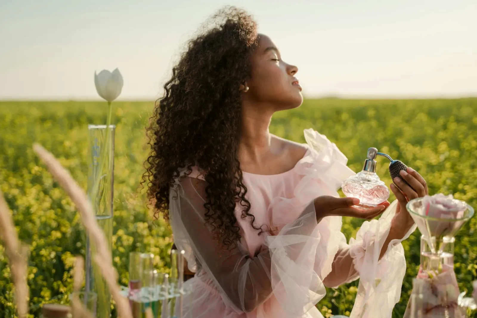 18 Rekomendasi Parfum Wanita Tahan Lama Wanginya