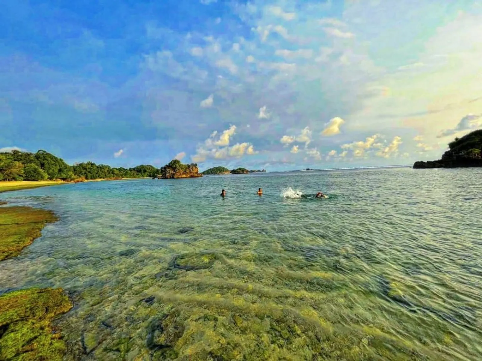 6 Daya Tarik Pantai Kondang Merak, Ada Kegiatan Camping!