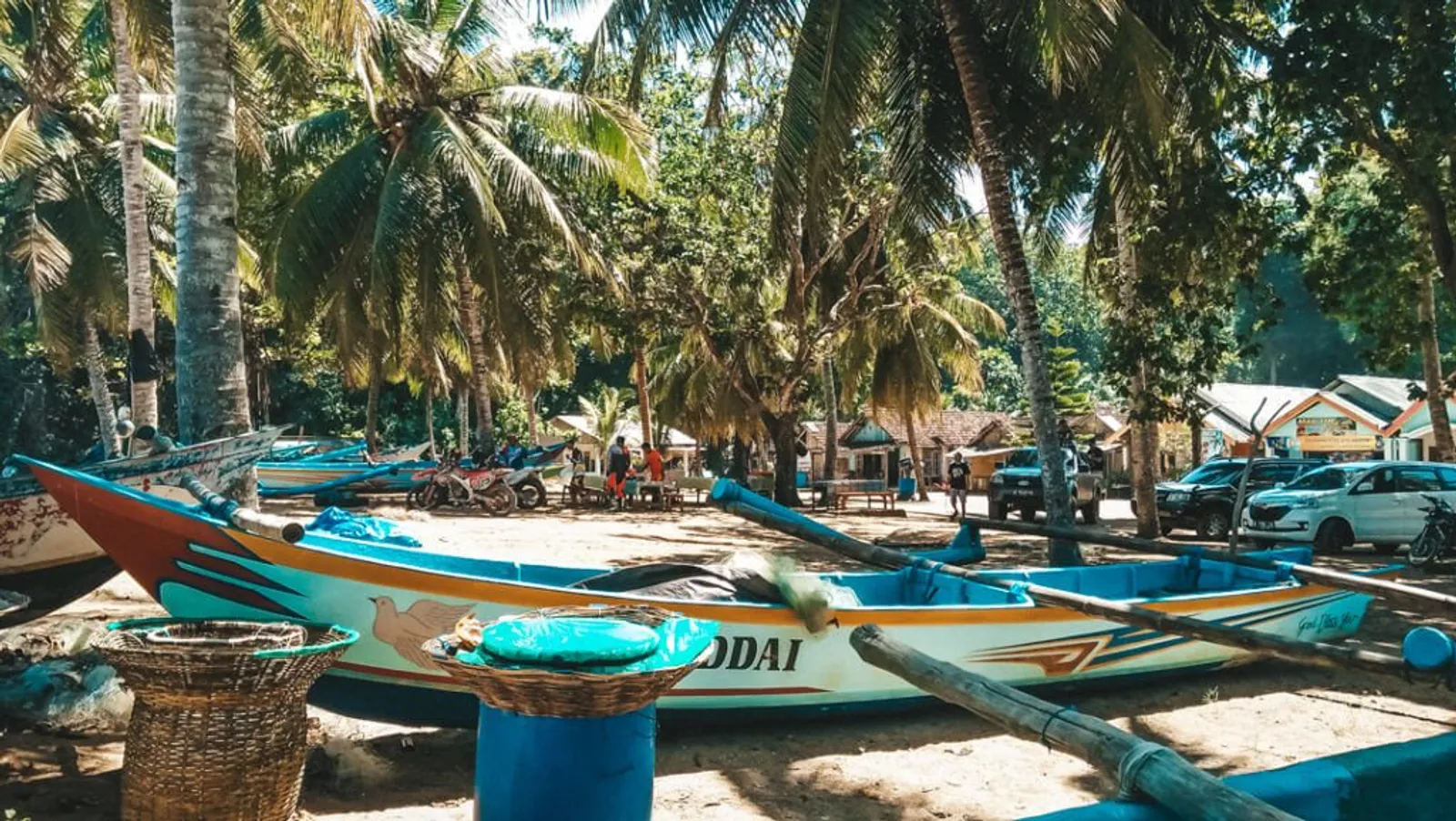 6 Daya Tarik Pantai Kondang Merak, Ada Kegiatan Camping!