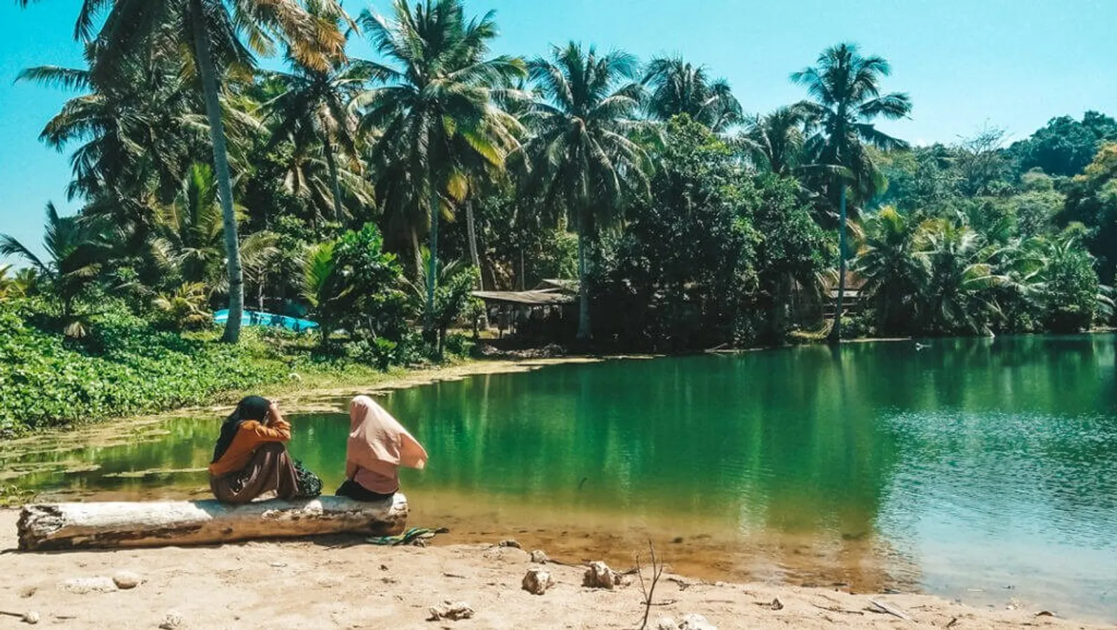 6 Daya Tarik Pantai Kondang Merak, Ada Kegiatan Camping!