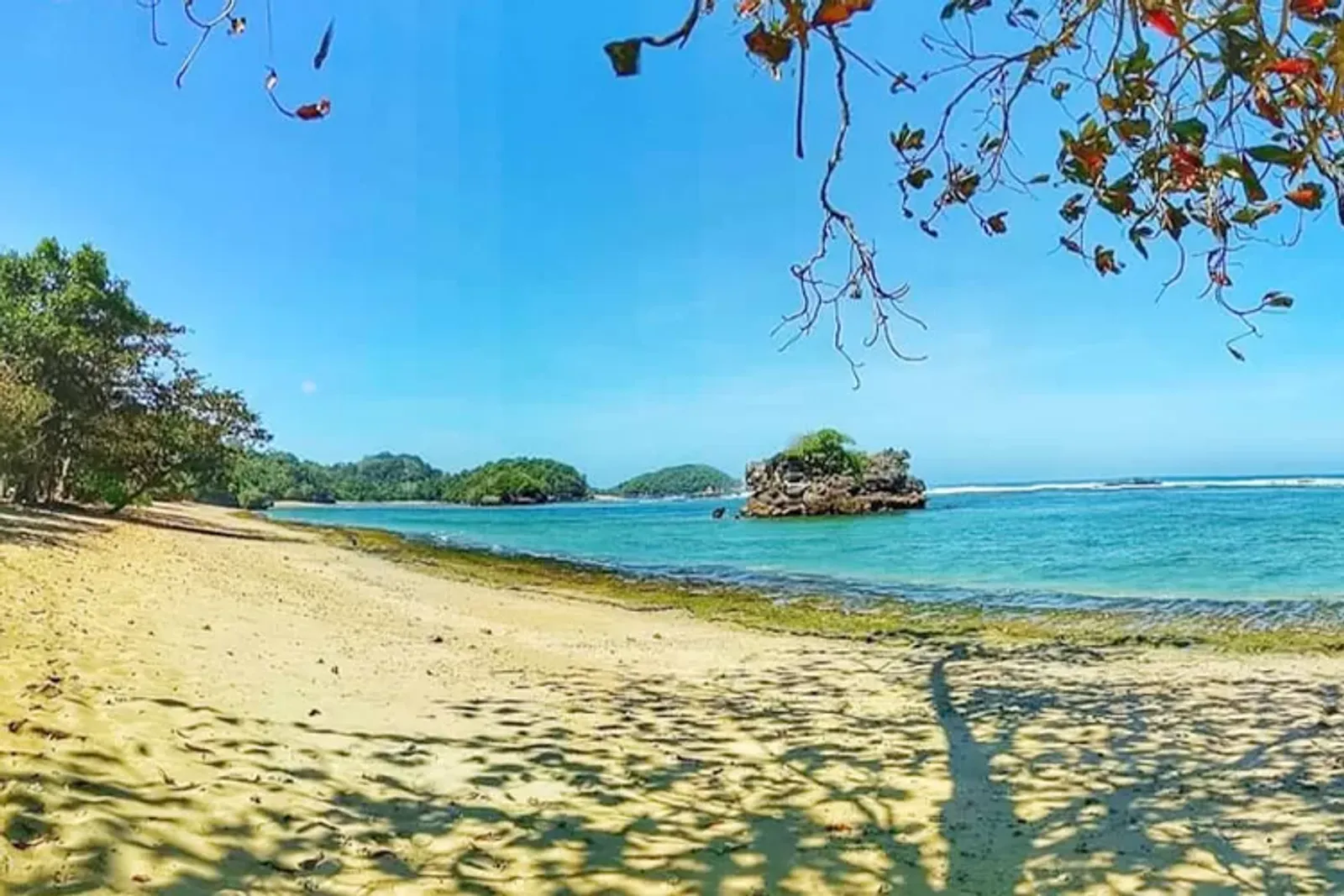 6 Daya Tarik Pantai Kondang Merak, Ada Kegiatan Camping!