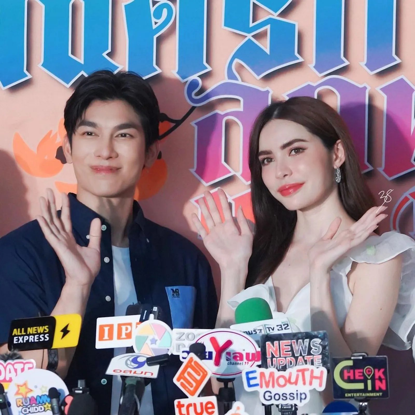 Bikin Gemas! 7 Potret Kedekatan Mew Suppasit dan Charlotte Austin