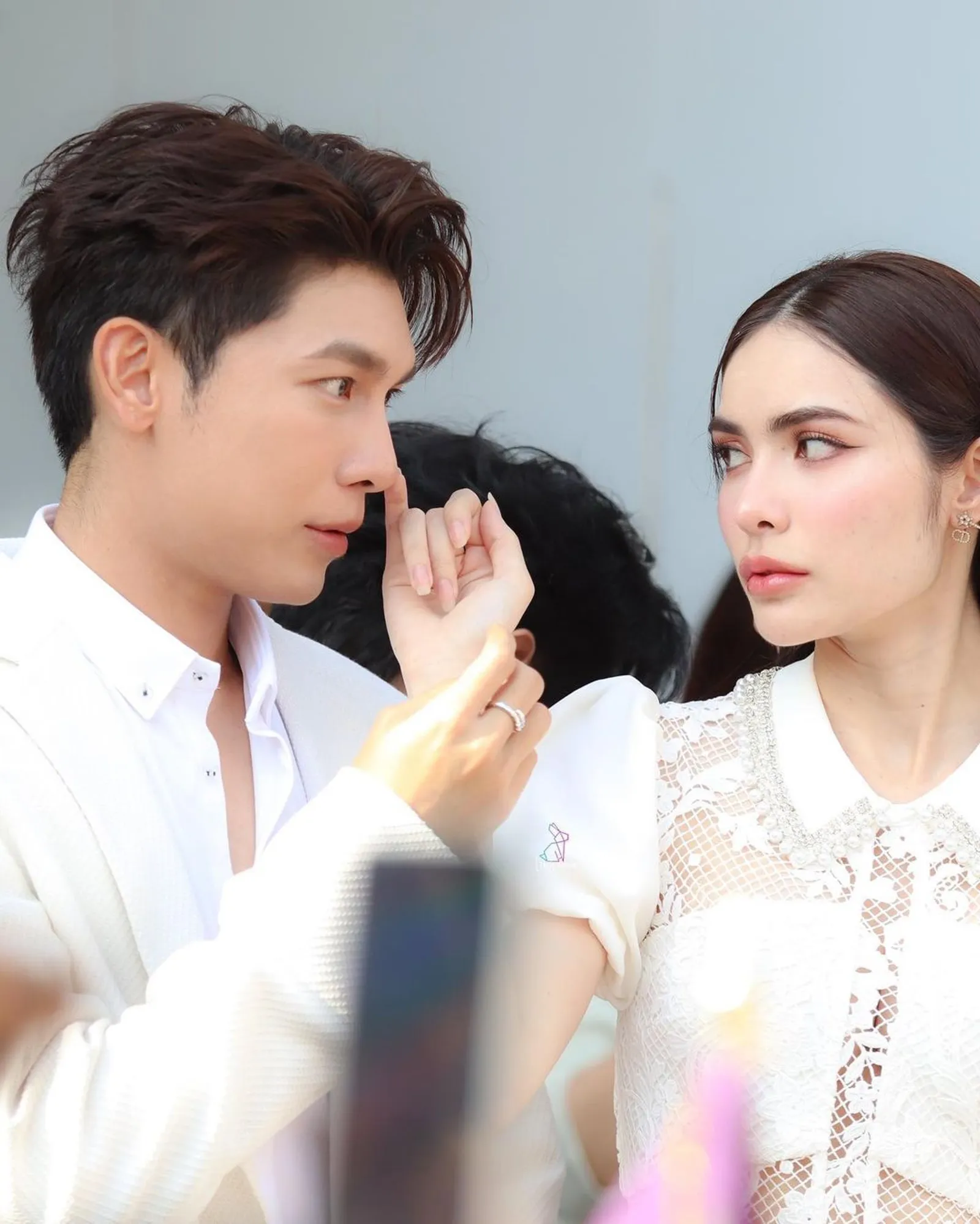 Bikin Gemas! 7 Potret Kedekatan Mew Suppasit dan Charlotte Austin