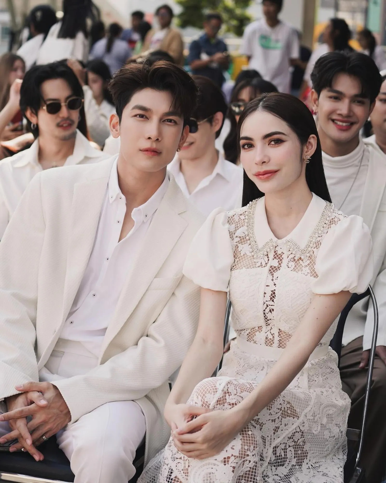 Bikin Gemas! 7 Potret Kedekatan Mew Suppasit dan Charlotte Austin