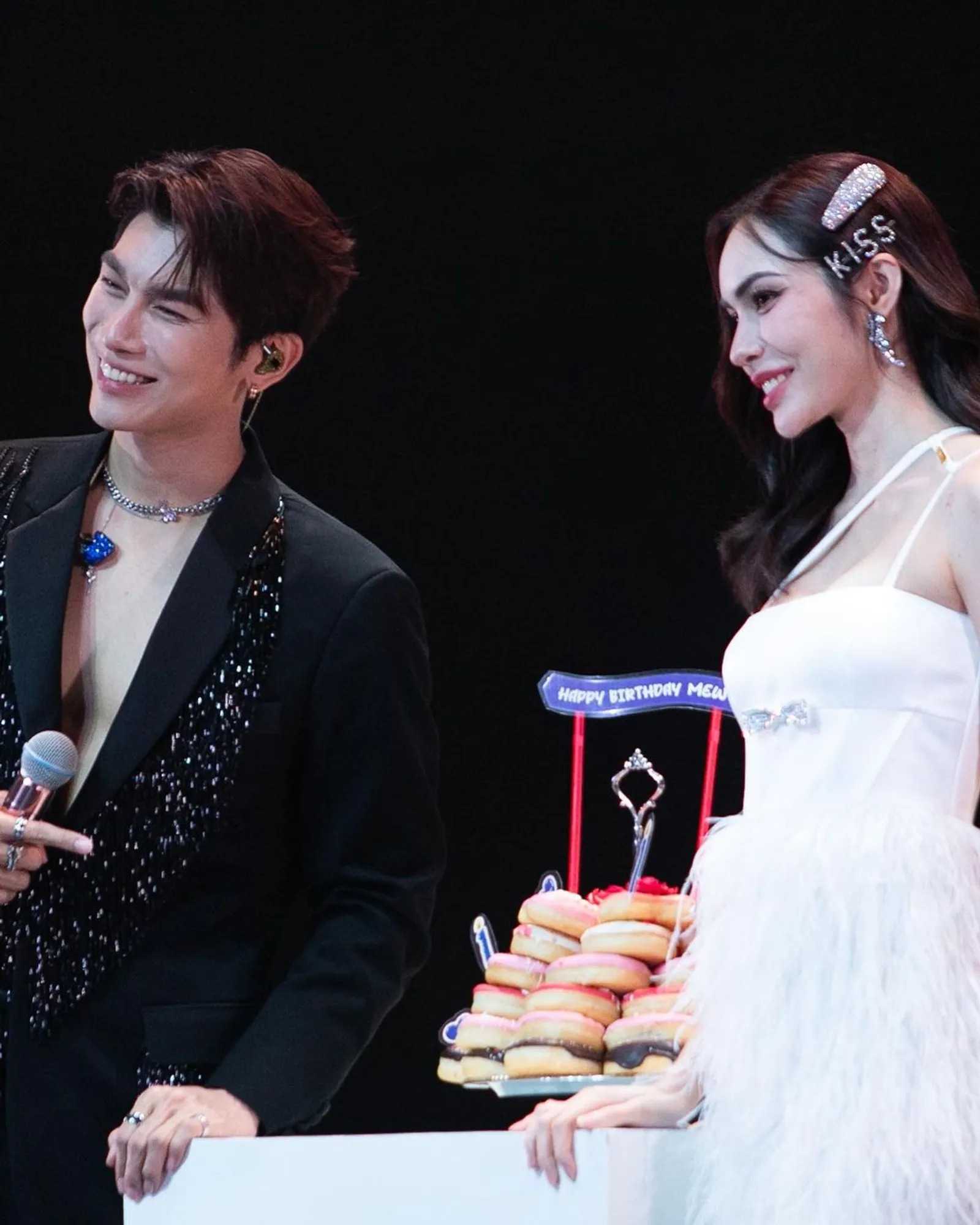 Bikin Gemas! 7 Potret Kedekatan Mew Suppasit dan Charlotte Austin