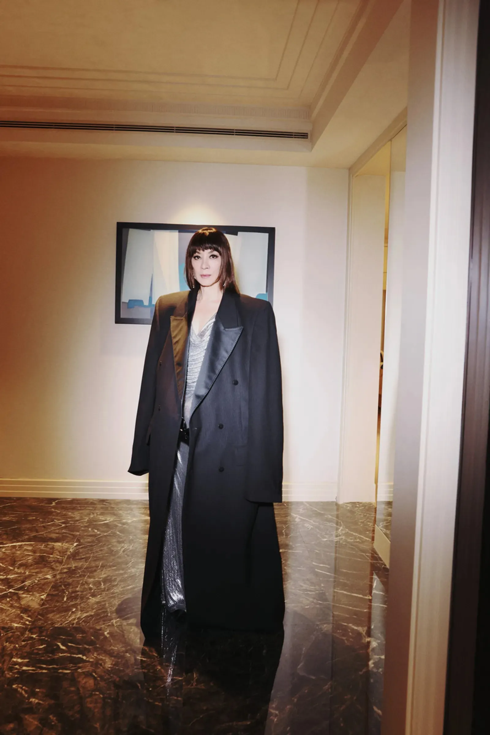 Gaya Michelle Yeoh Curi Perhatian di Balenciaga Spring Show 2025