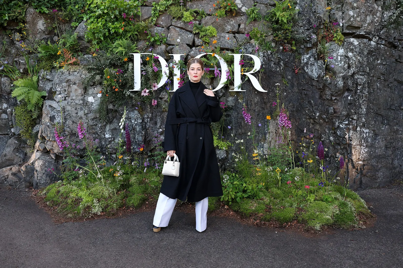 Gaya Seleb saat Hadiri Fashion Show Dior Cruise 2025 di Skotlandia