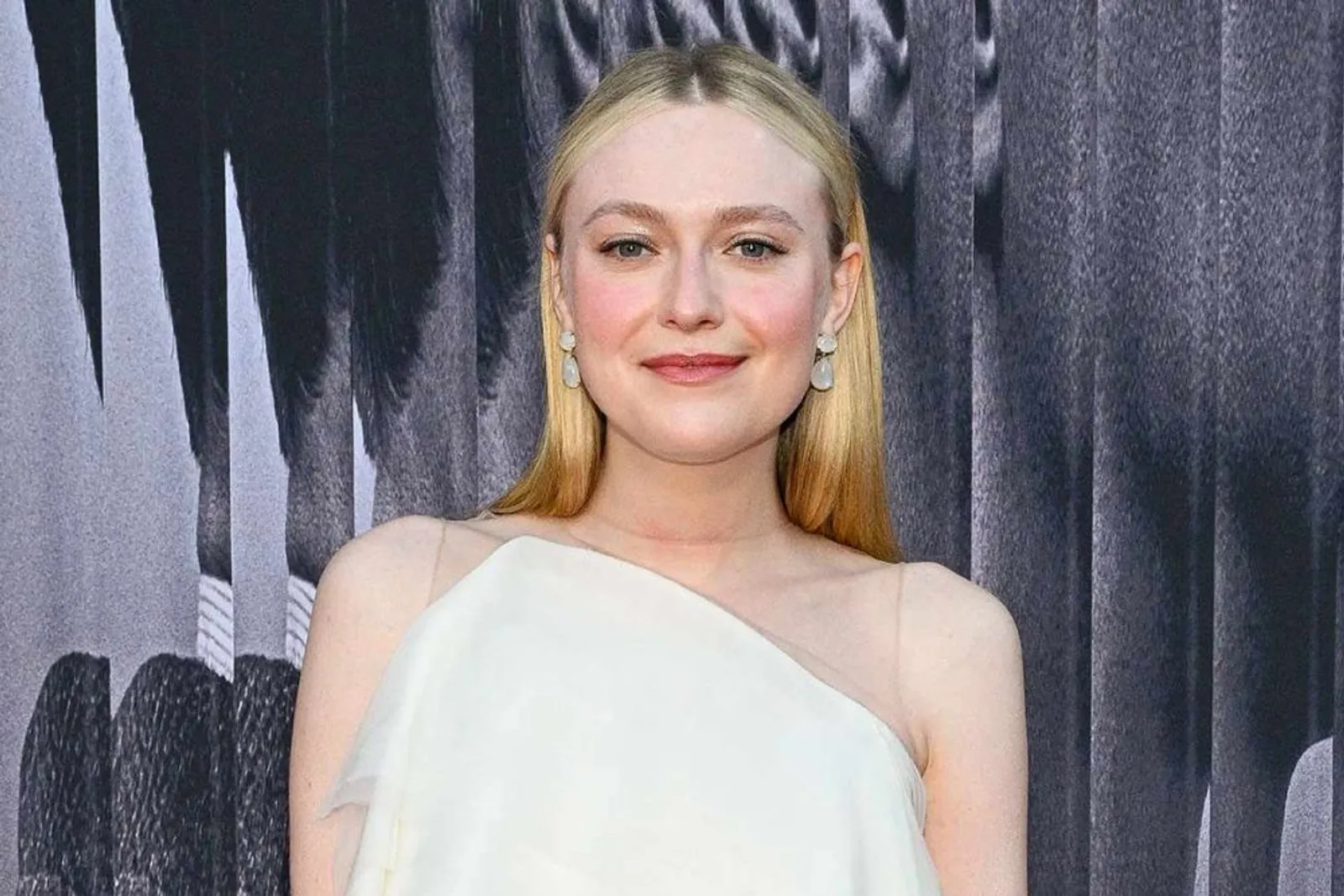 Deretan Gaya Makeup A la Dakota Fanning, Nude and Glam