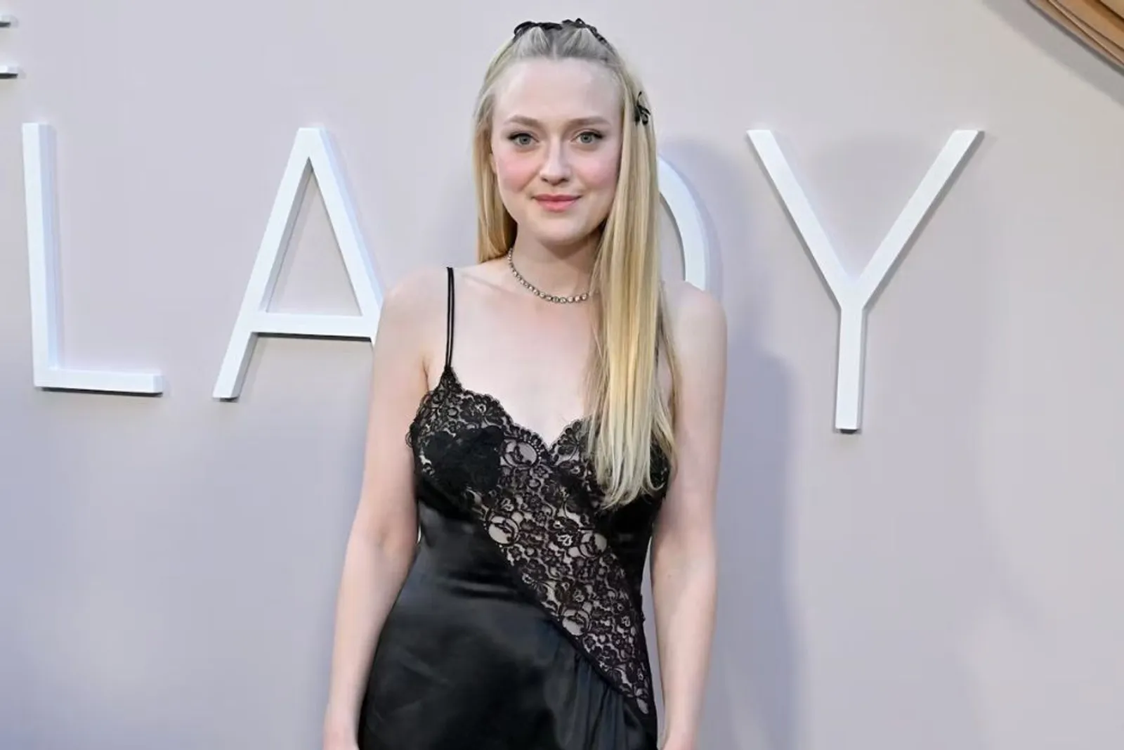 Deretan Gaya Makeup A la Dakota Fanning, Nude and Glam