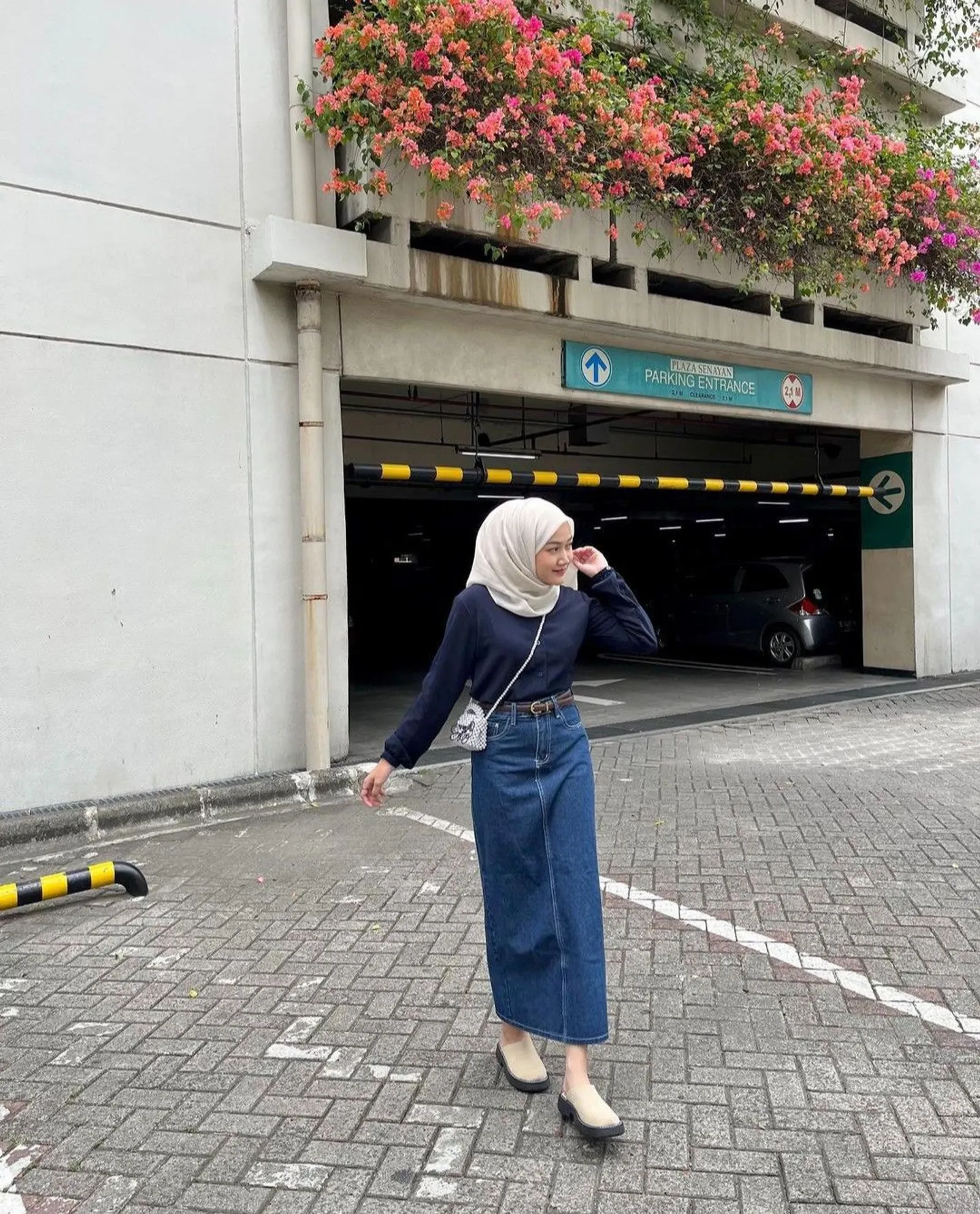 7 Ide OOTD Rok Span Levis Hijab