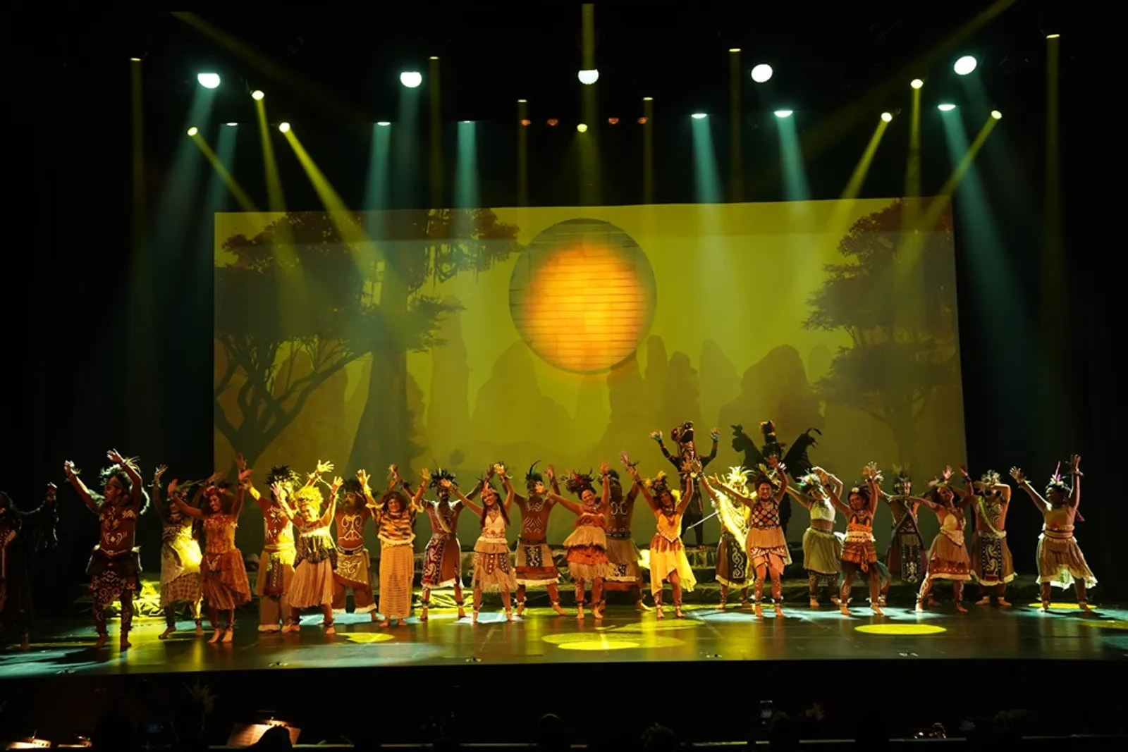 Kritik Menarik di 'Matahari Papua', Persembahan Spesial Teater Koma