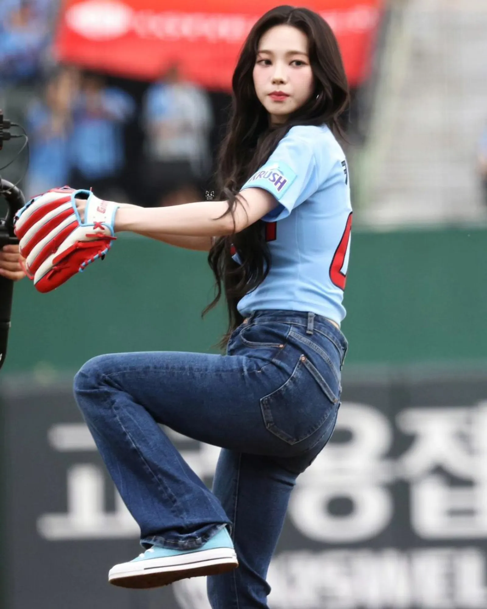 Potret Gaya Karina 'aespa' saat First Pitch di Pertandingan Baseball