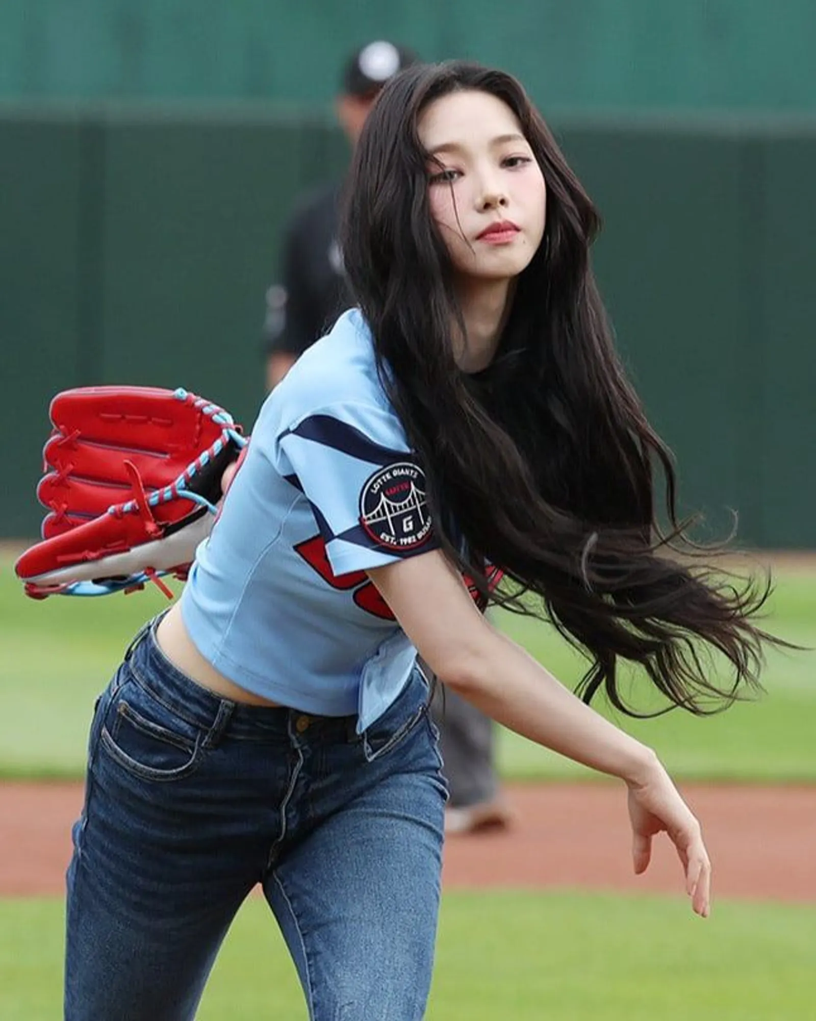 Potret Gaya Karina 'aespa' saat First Pitch di Pertandingan Baseball