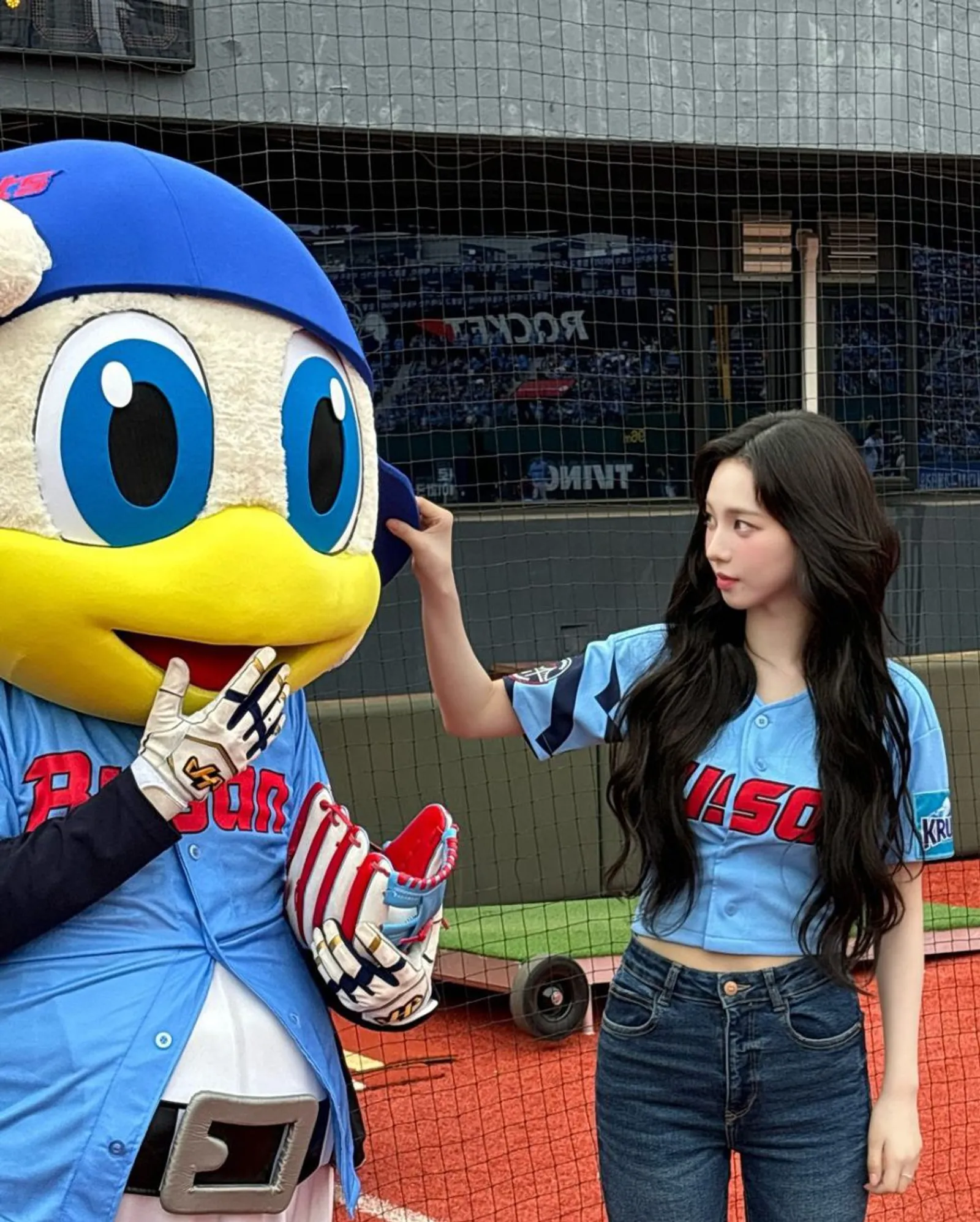 Potret Gaya Karina 'aespa' saat First Pitch di Pertandingan Baseball