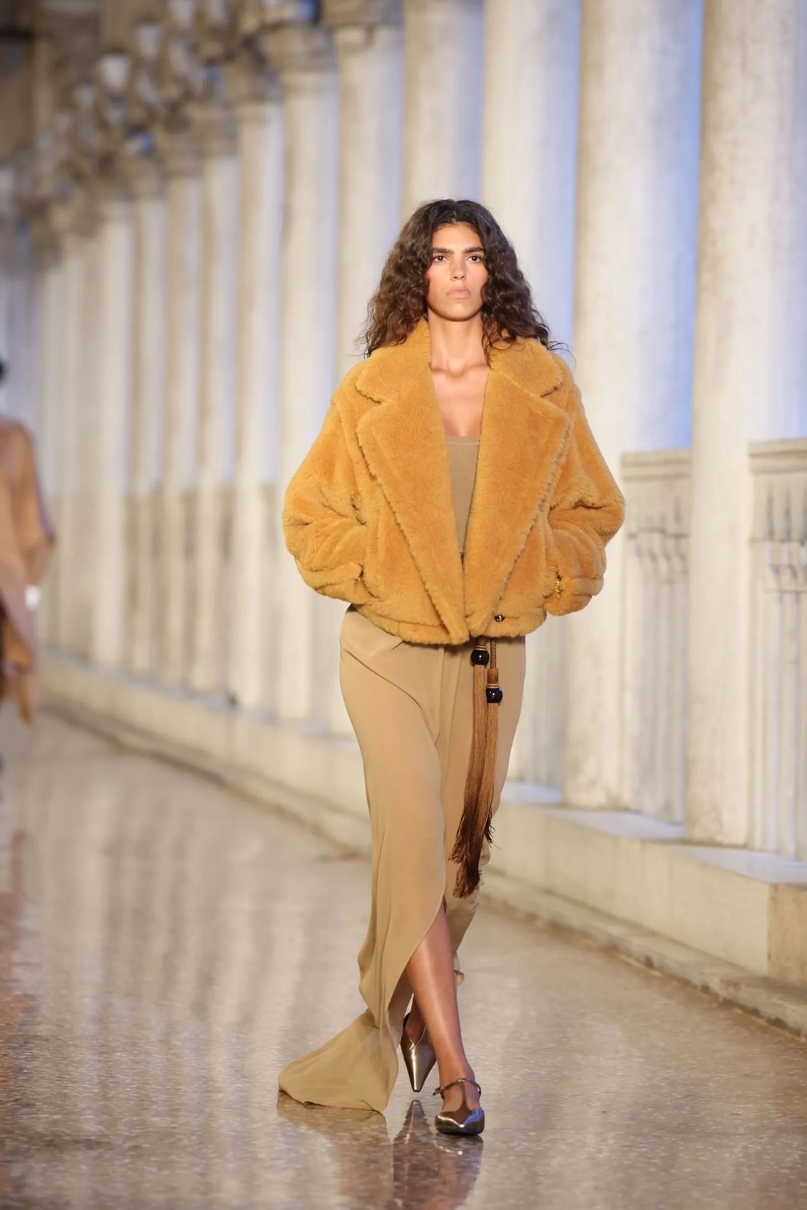 Max Mara Tampilkan Kemewahan 'Venetia' di Koleksi Resort 2025