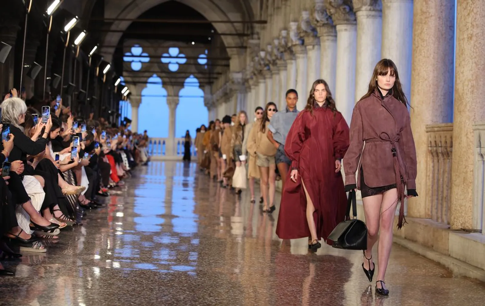 Max Mara Tampilkan Kemewahan 'Venetia' di Koleksi Resort 2025