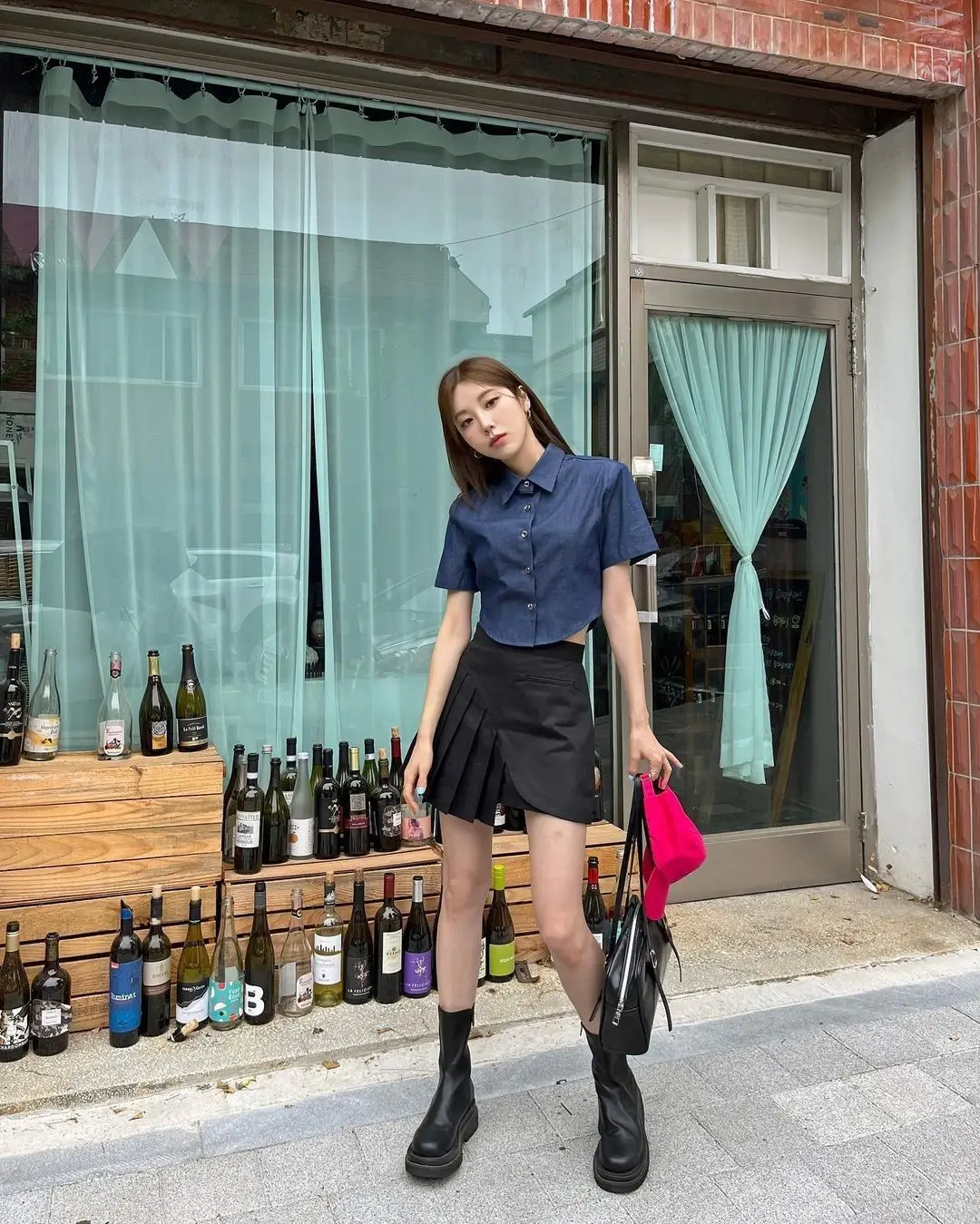 7 Inspirasi Outfit Rok Pendek Korea, Super Chic!