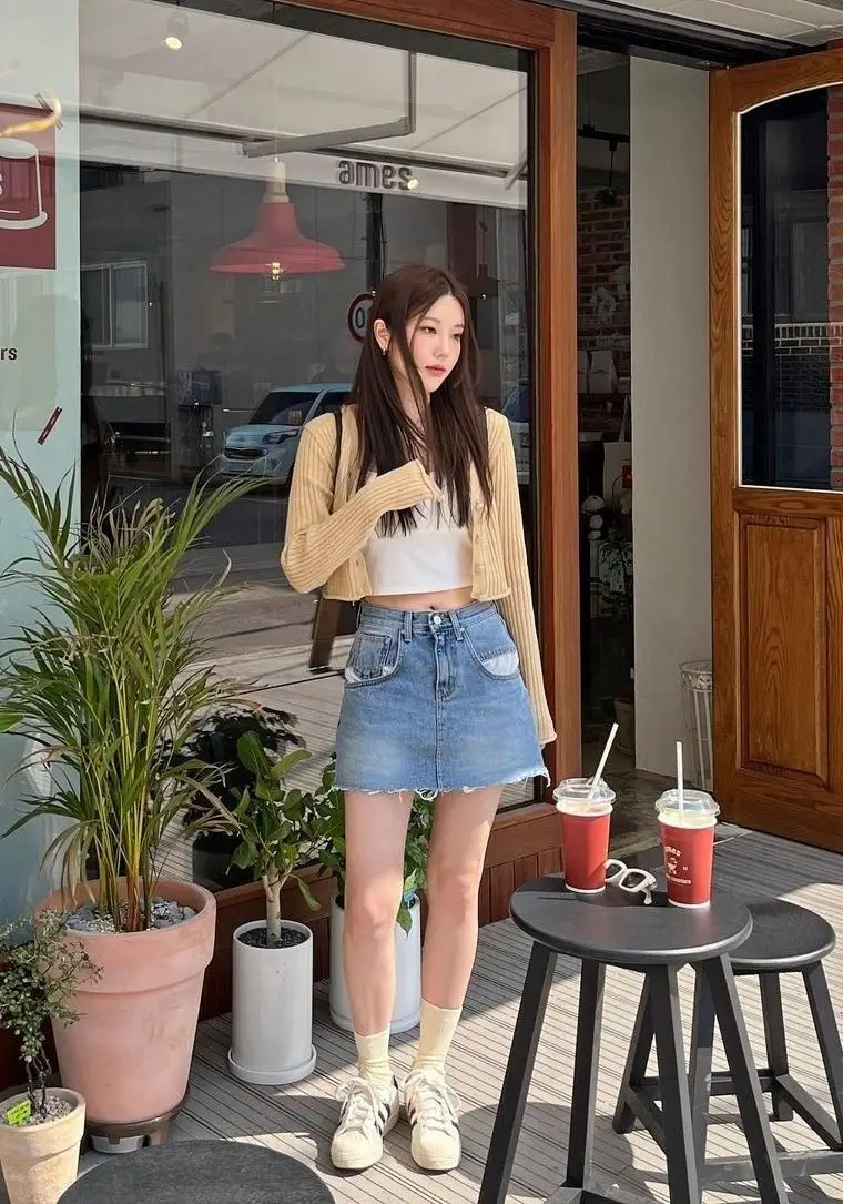 7 Inspirasi Outfit Rok Pendek Korea, Super Chic!