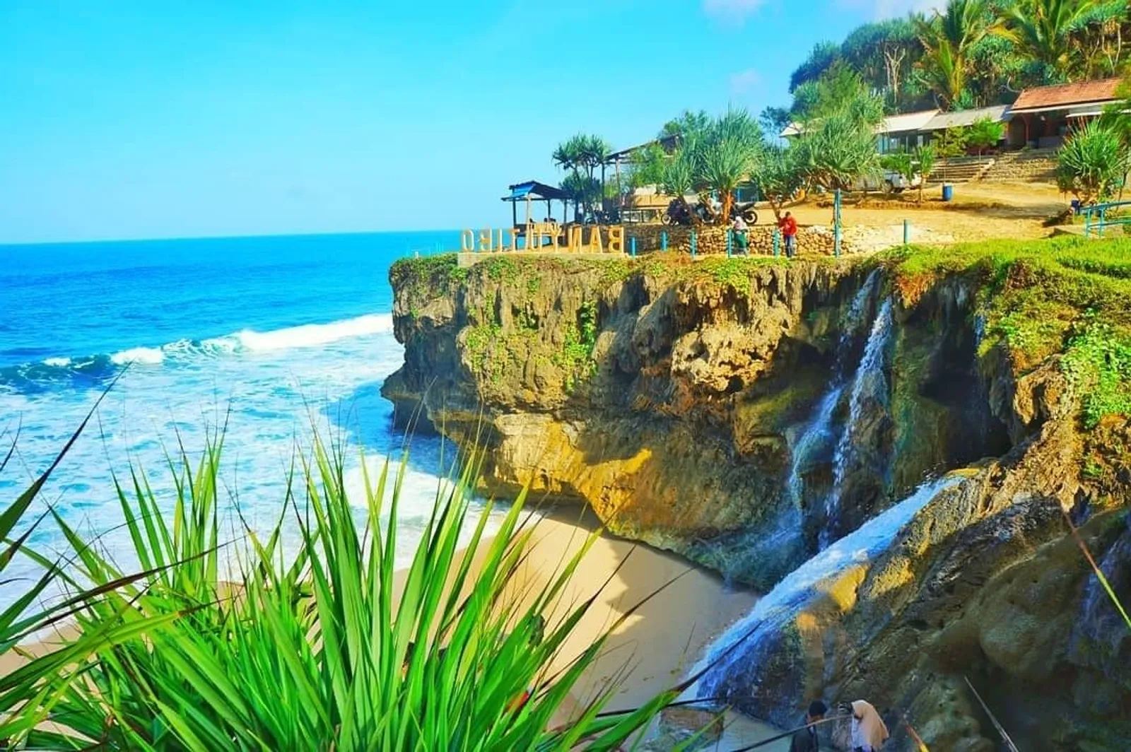 Pantai Banyu Tibo, Wisata Air Terjun Tepi Laut di Sudut Pacitan