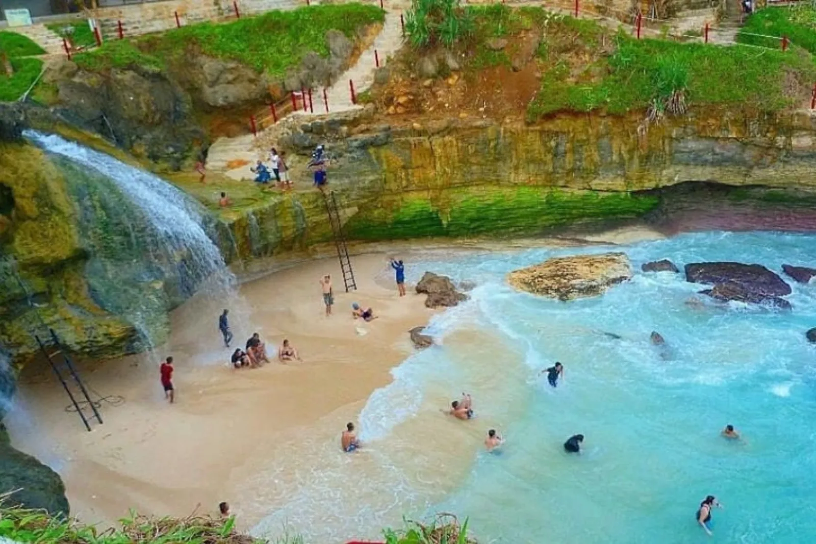 Pantai Banyu Tibo, Wisata Air Terjun Tepi Laut di Sudut Pacitan