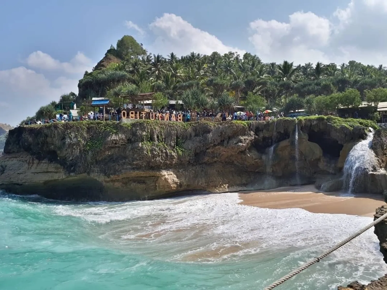 Pantai Banyu Tibo, Wisata Air Terjun Tepi Laut di Sudut Pacitan