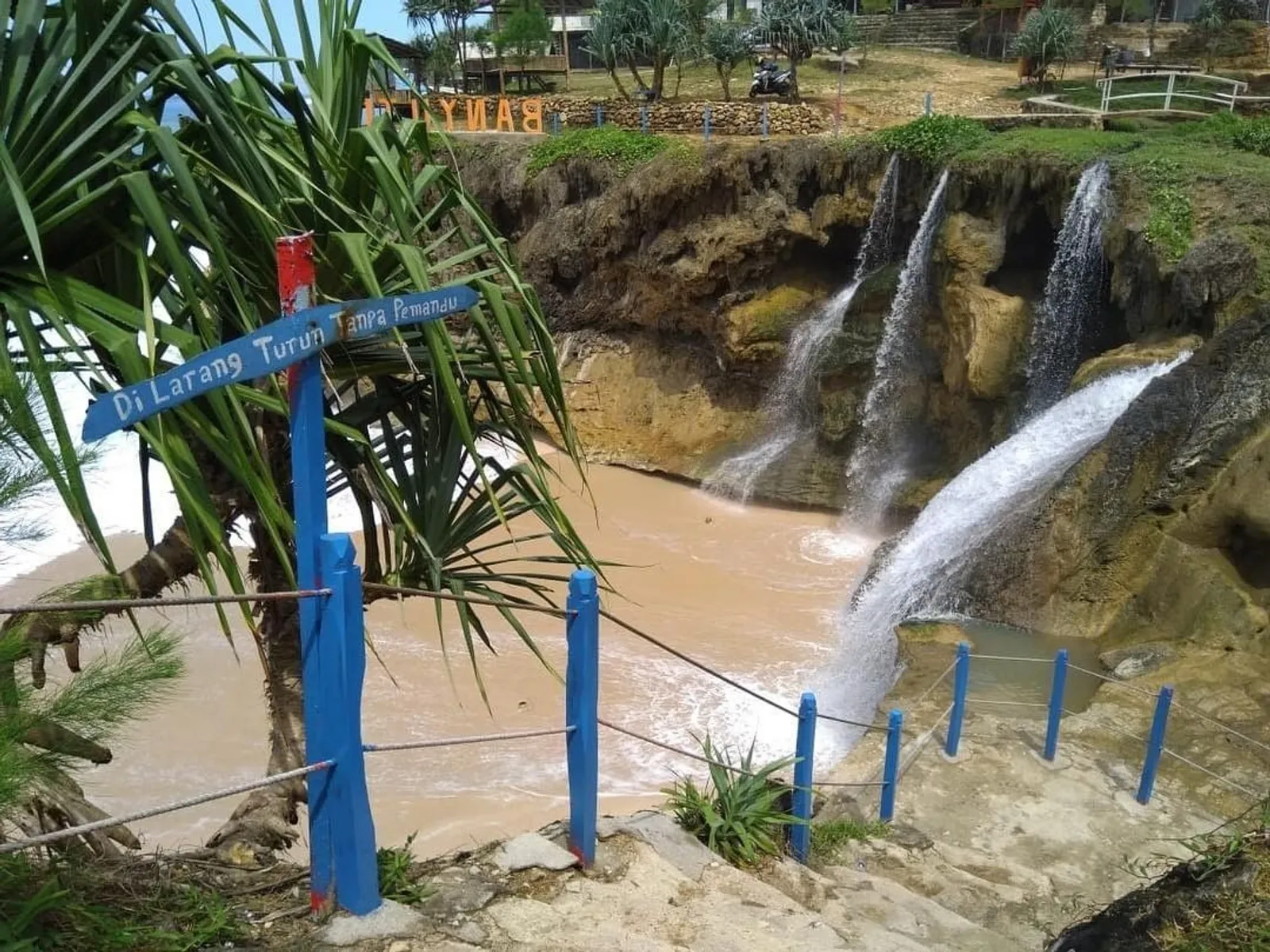 Pantai Banyu Tibo, Wisata Air Terjun Tepi Laut di Sudut Pacitan