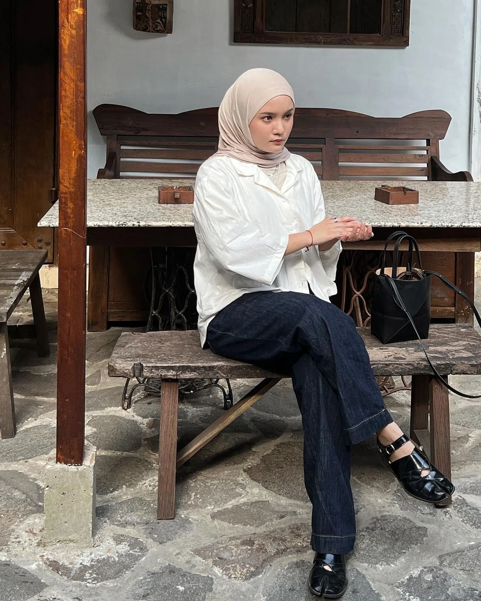 Gaya Hijab Modis Pakai Atasan Putih dan Jeans