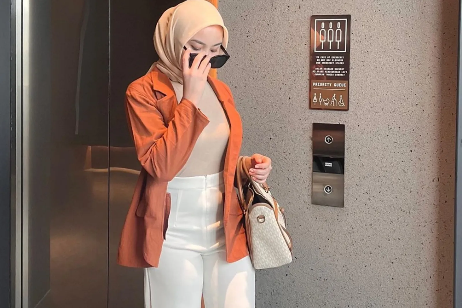 Baju Warna Terakota Cocok dengan Jilbab Warna Apa? Ini 12 Pilihannya