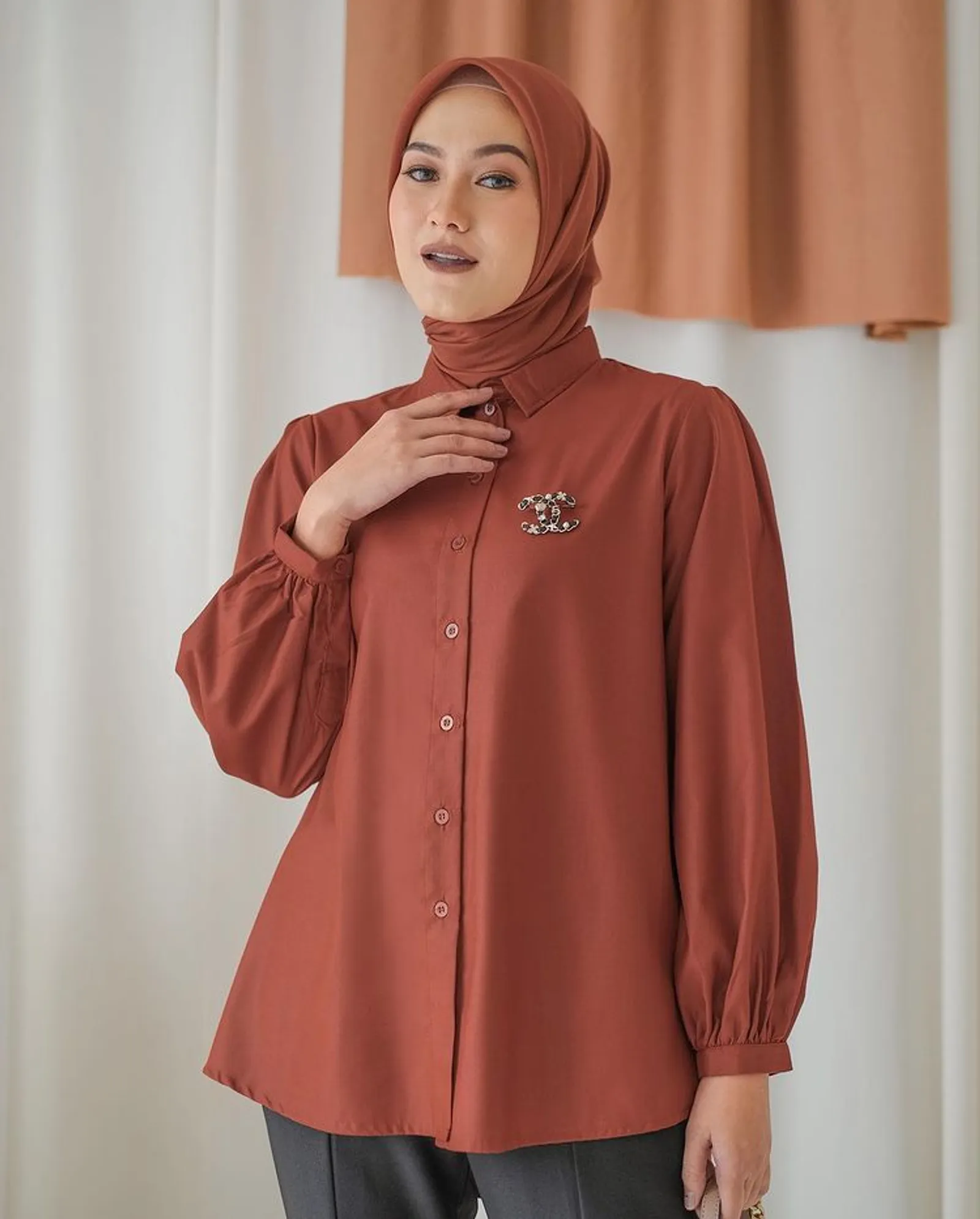 Baju Warna Terakota Cocok dengan Jilbab Warna Apa? Ini 12 Pilihannya