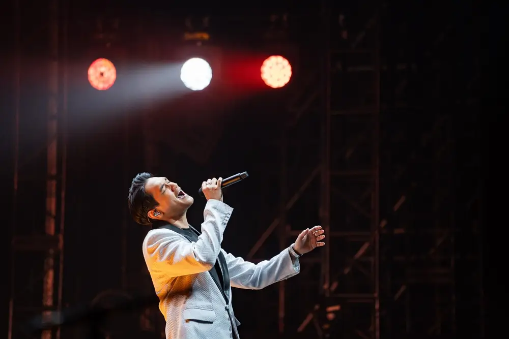 Menikmati Malam Romantis di Konser 'Hitman Returns 2024'