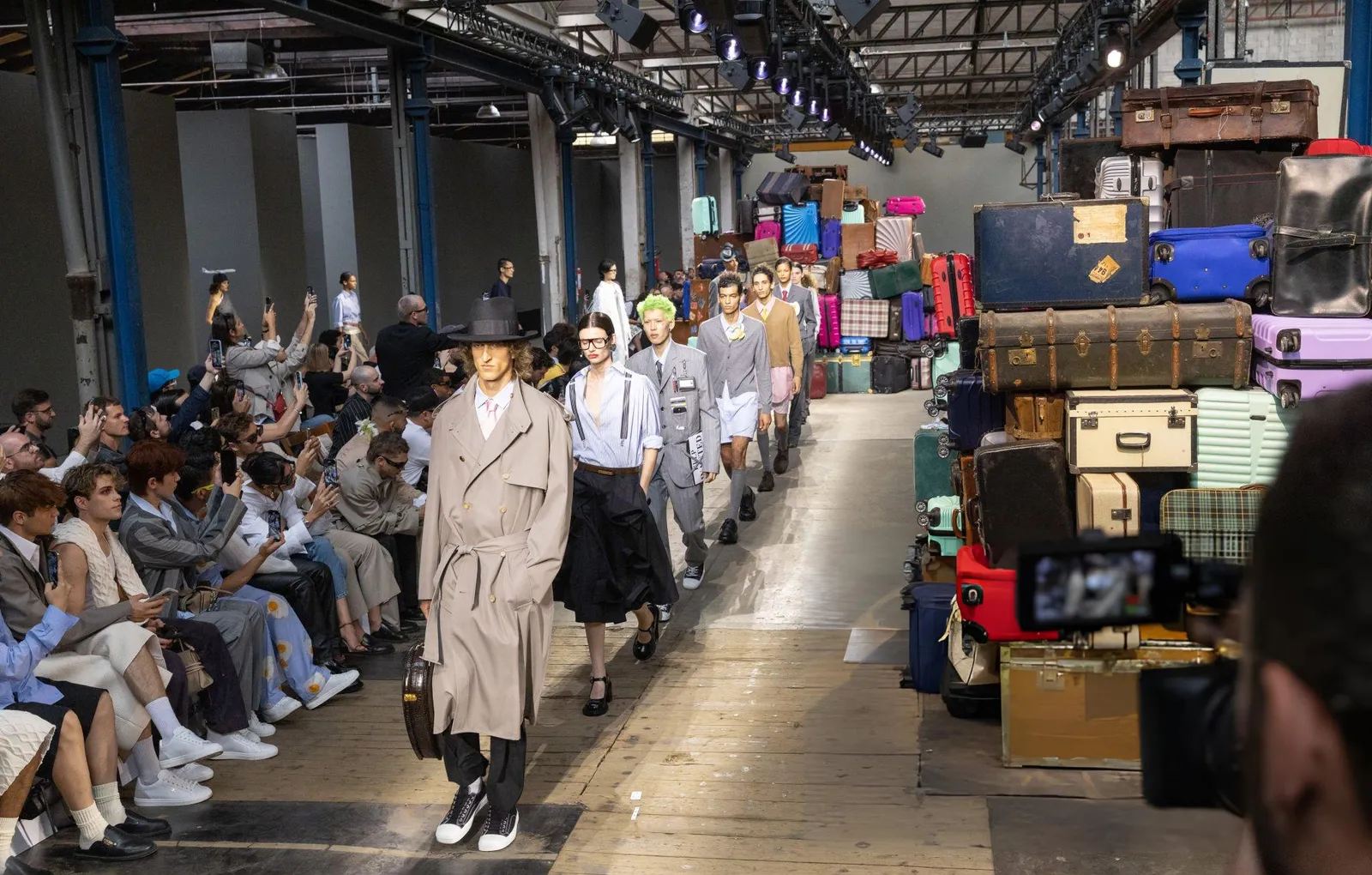 Moschino Kombinasikan Seni Surealis dan Gaya Kasual di Men's S/S 2025