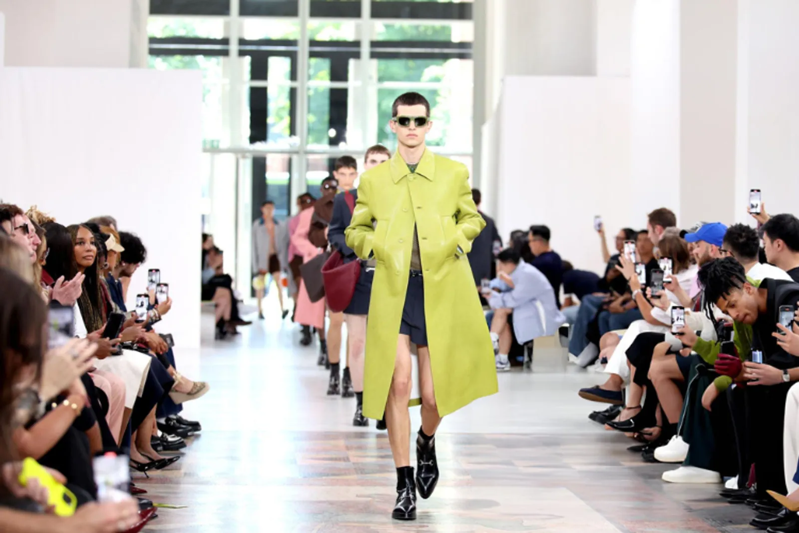 Gucci Men’s S/S 2025 Hadirkan Koleksi Musim Panas Mewah & Penuh Warna