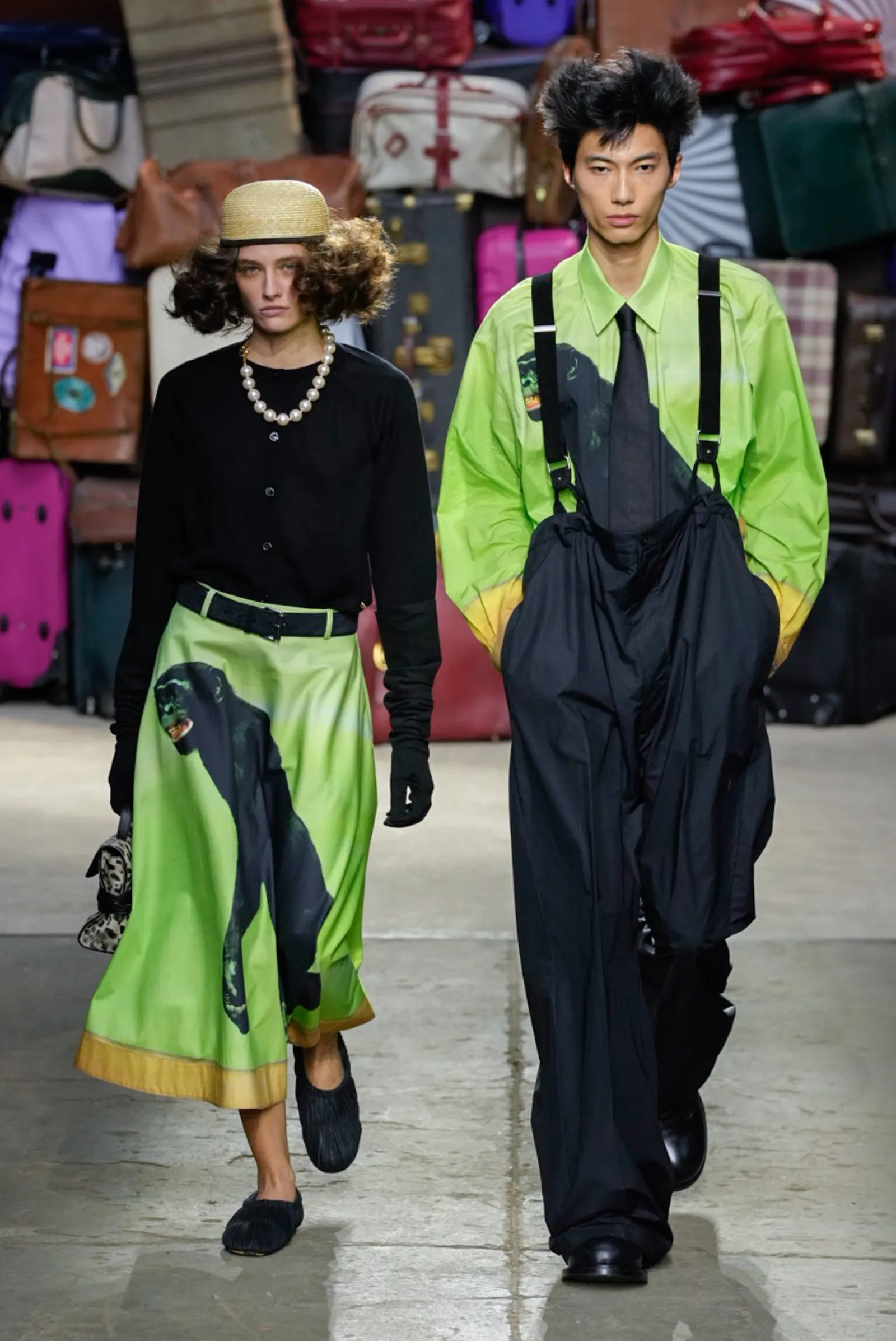 Moschino Kombinasikan Seni Surealis dan Gaya Kasual di Men's S/S 2025