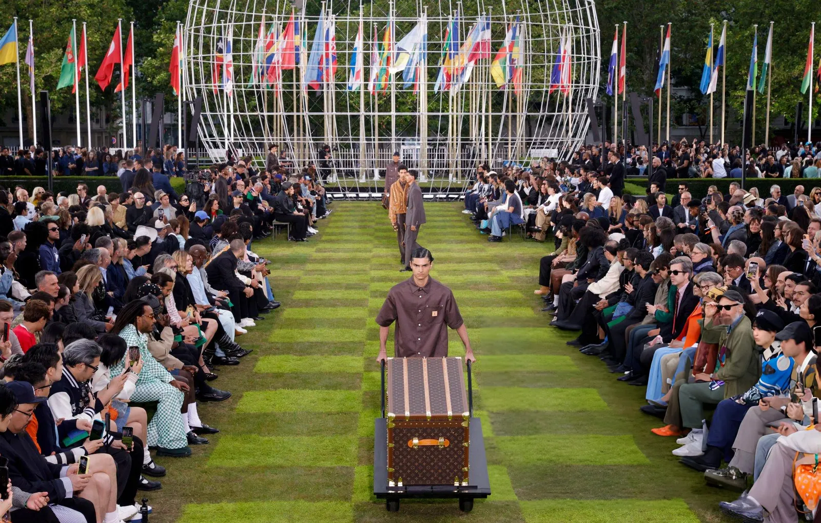 Louis Vuitton Men’s S/S 2025 Jadi Wujud Penghormatan Sesama Manusia