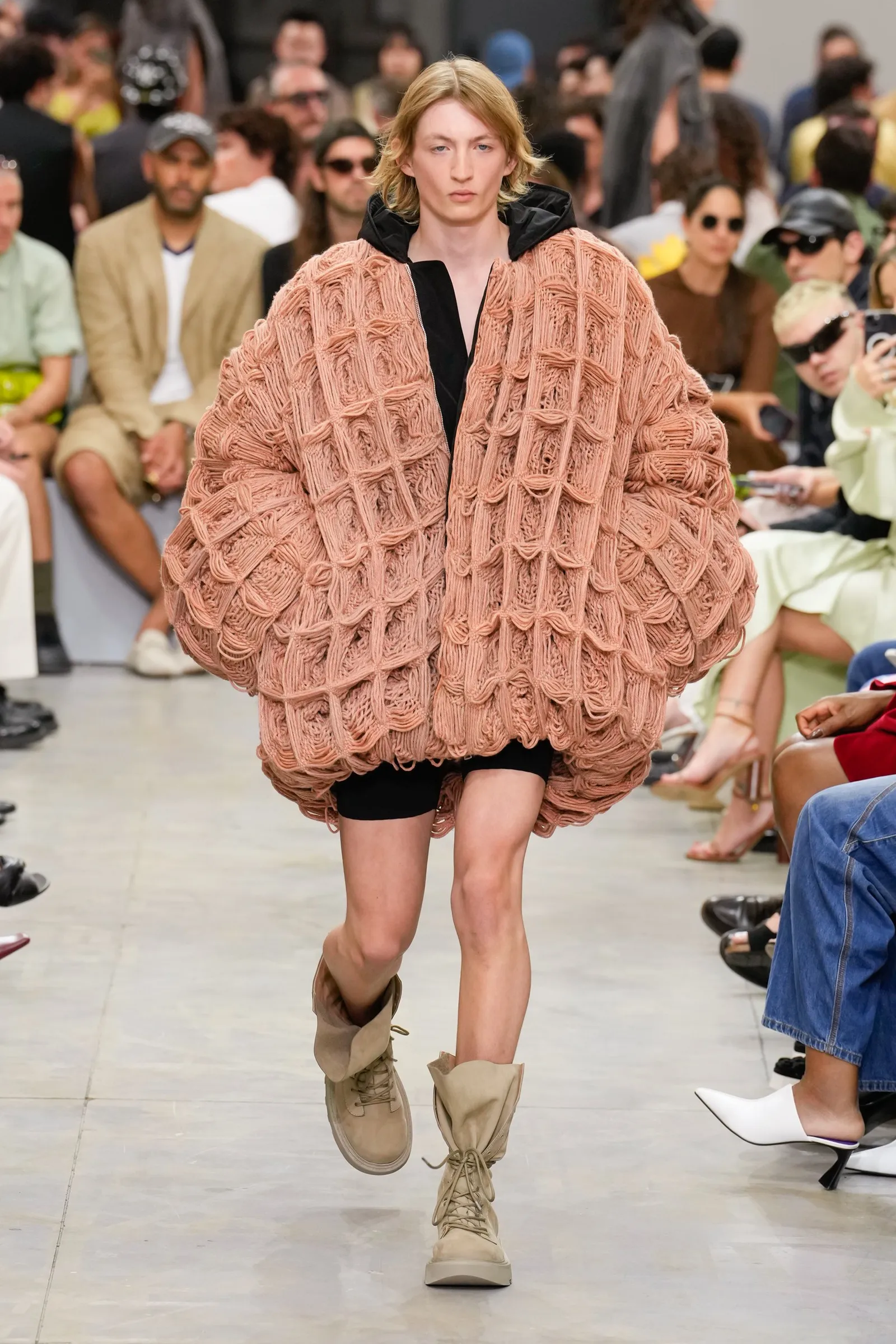 Keunikan Imajinasi Desain di JW Anderson Men’s Spring/Summer 2025