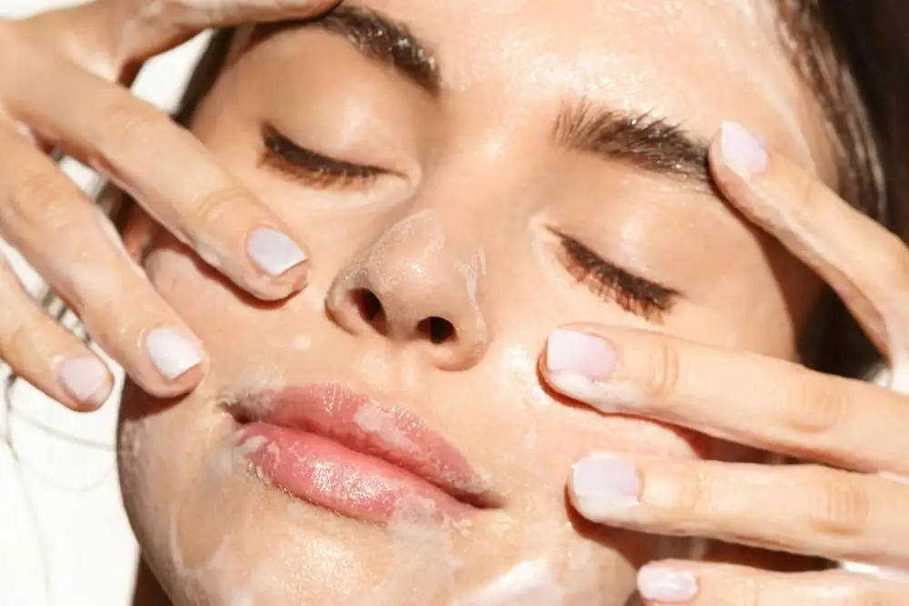 7 Facial Wash yang Mengandung Salicylic Acid, Bantu Atasi Jerawat