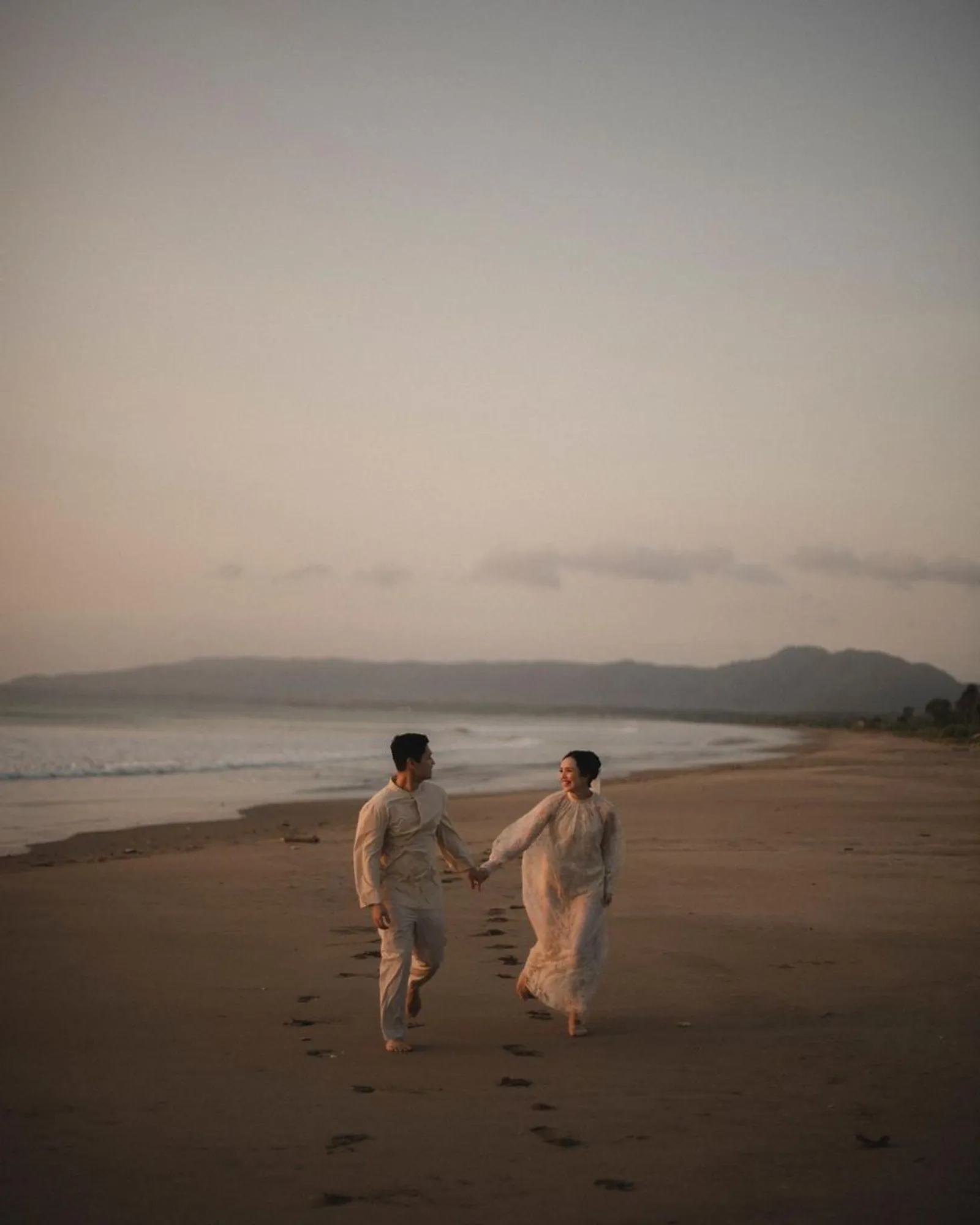 Heartwarming! Intip 9 Potret Pre-Wedding Beby Tsabina dan Kekasih