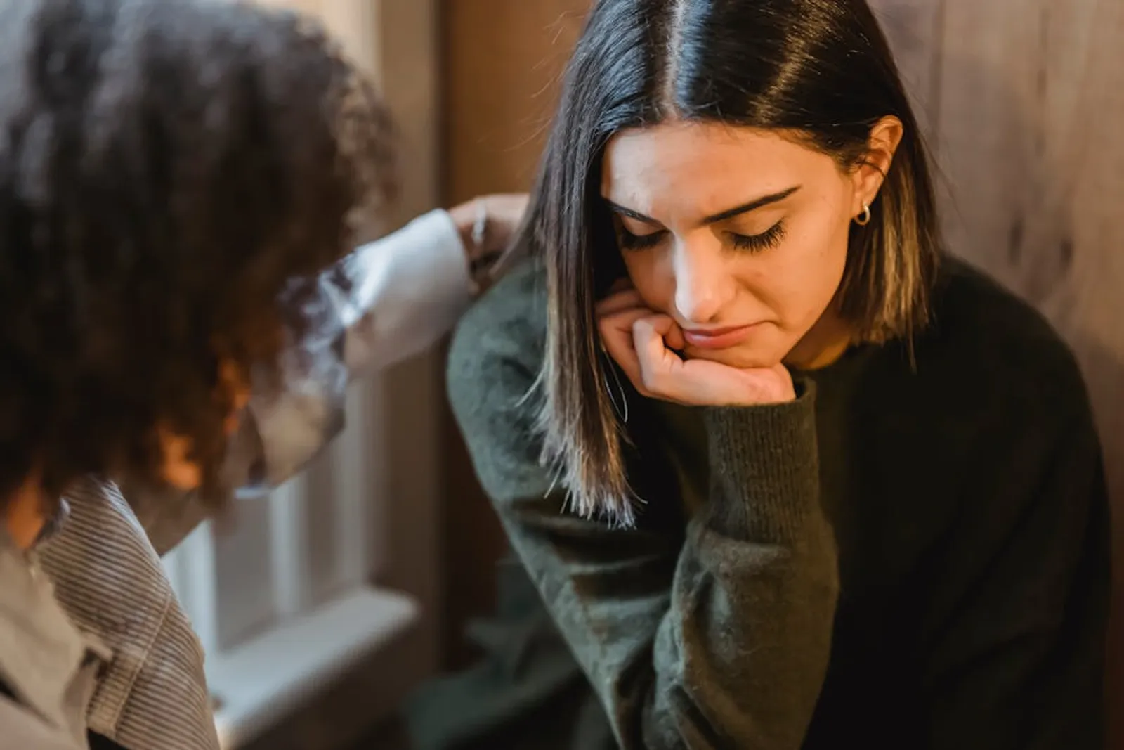 7 Cara Menghadapi Teman yang Baru Putus Cinta, Jangan Dihakimi!