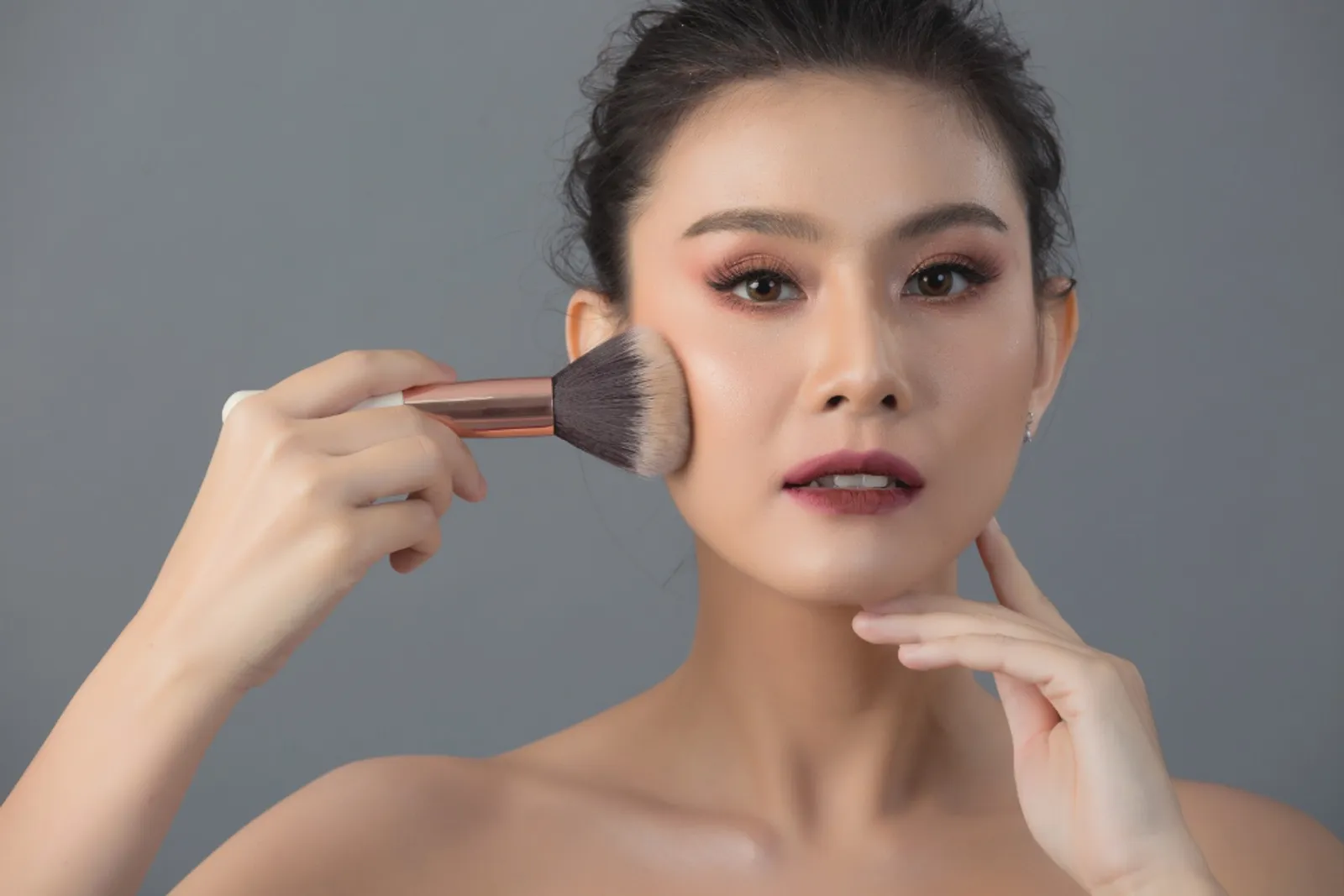 5 Rekomendasi Concealer untuk Kulit Berminyak, Coverage Tinggi