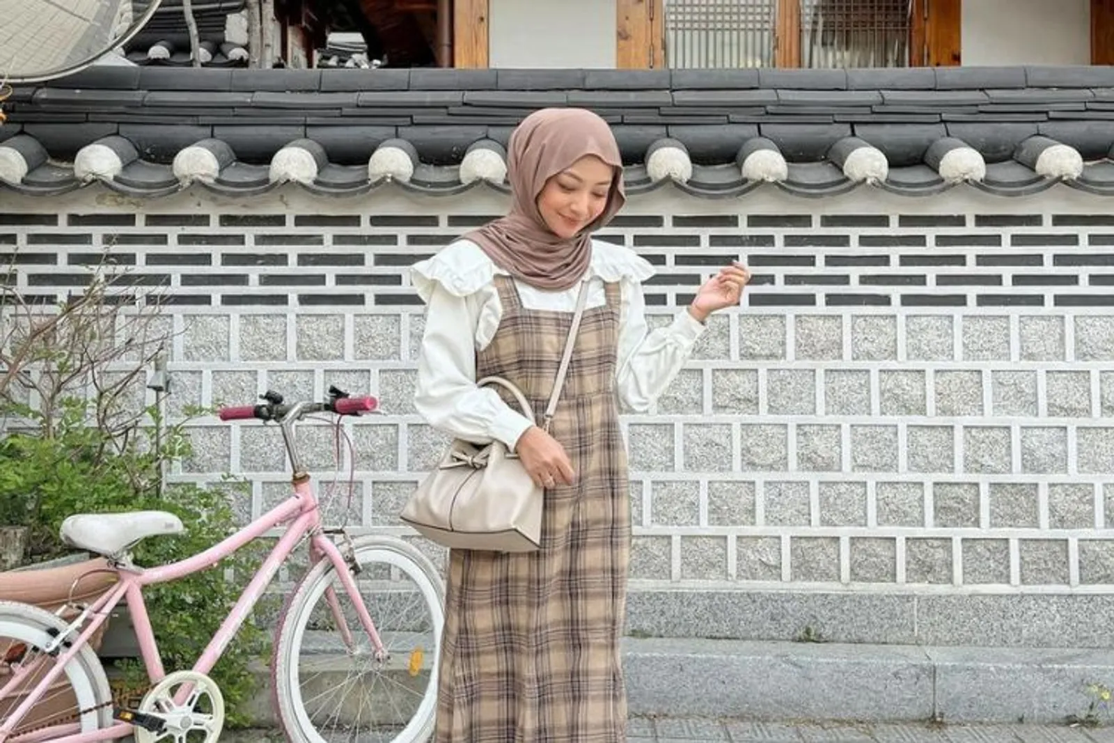 Outfit Hijab Modis ke Kampus a La Korea