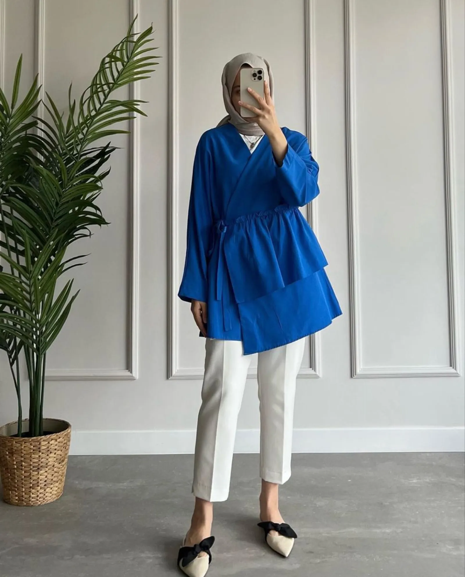 7 Ide Outfit Hijab Biru Elektrik, Tampil Beda!