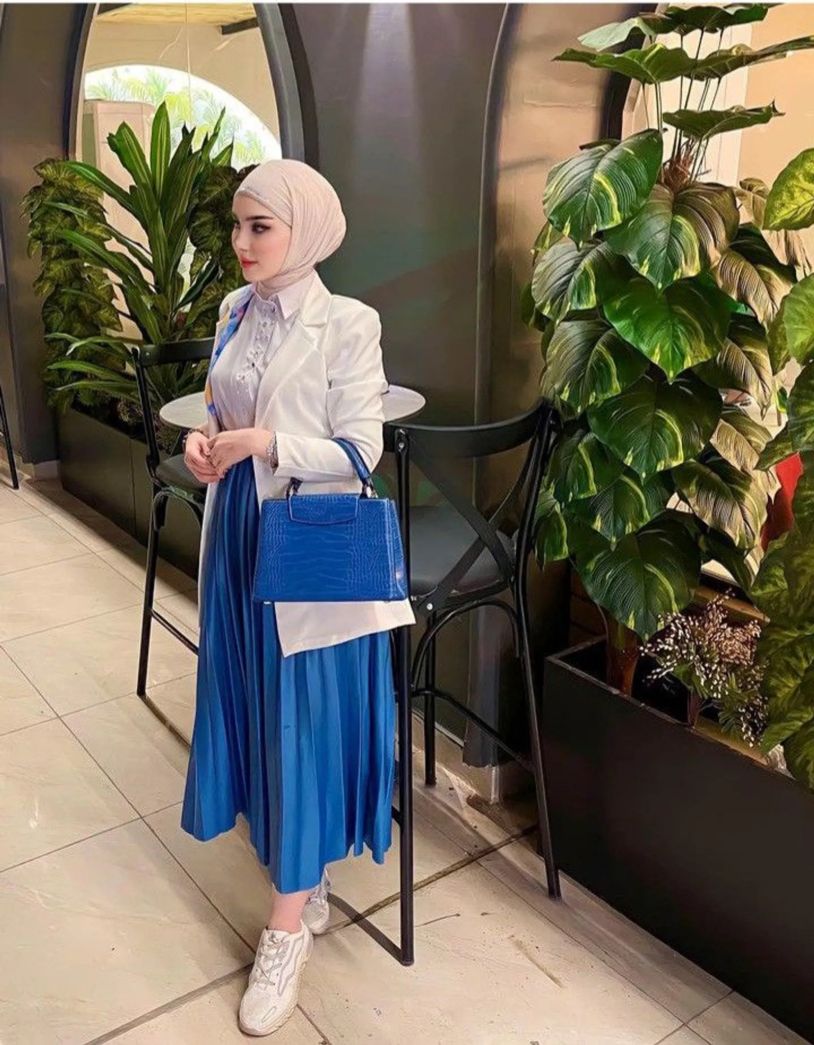 7 Ide Outfit Hijab Biru Elektrik, Tampil Beda!