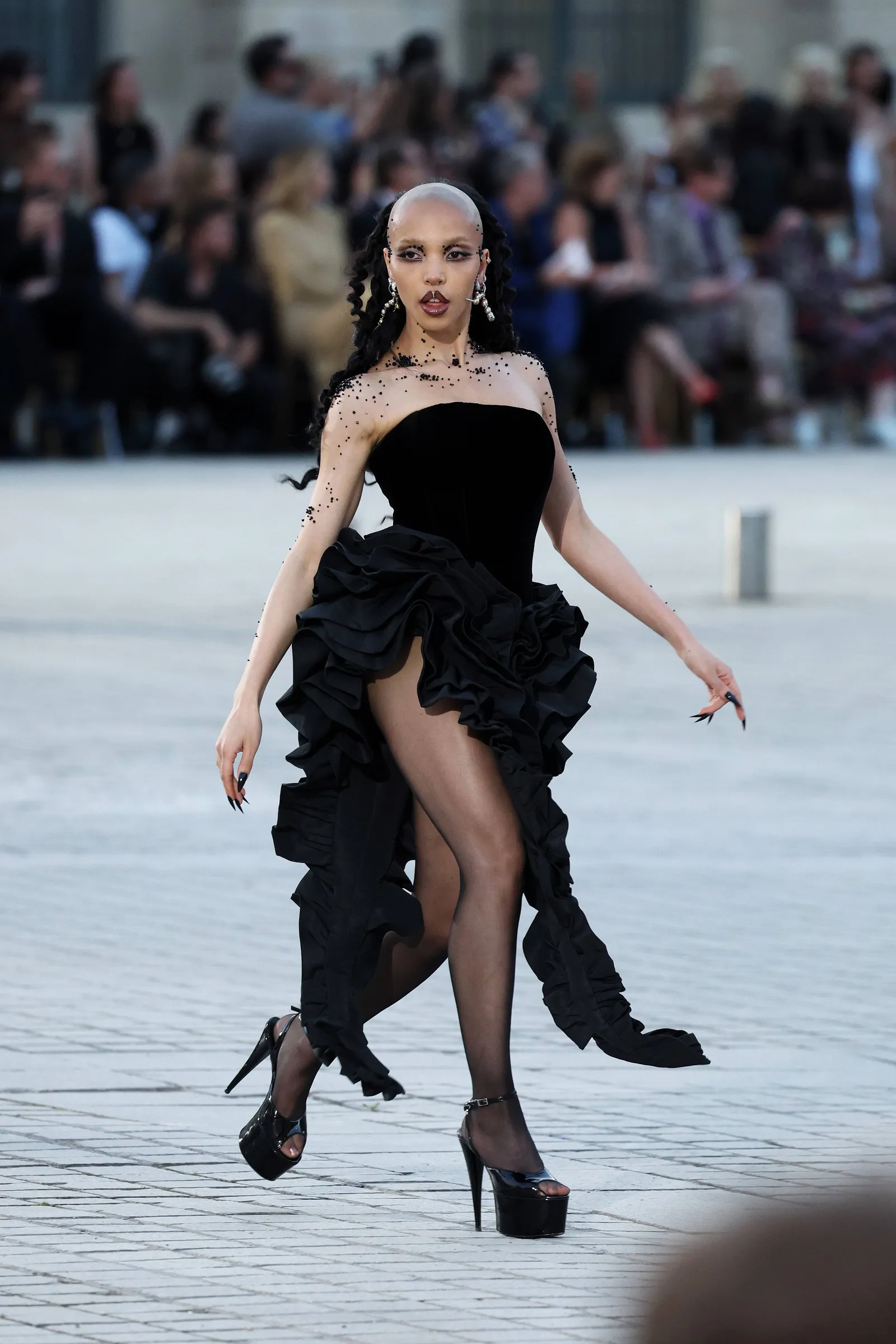 7 Gaya Modis Publik Figur Perempuan saat Catwalk di Vogue World 2024