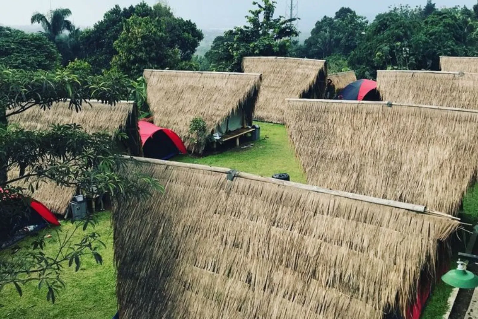 9 Rekomendasi Glamping di Sentul, Punya Pemandangan Ciamik