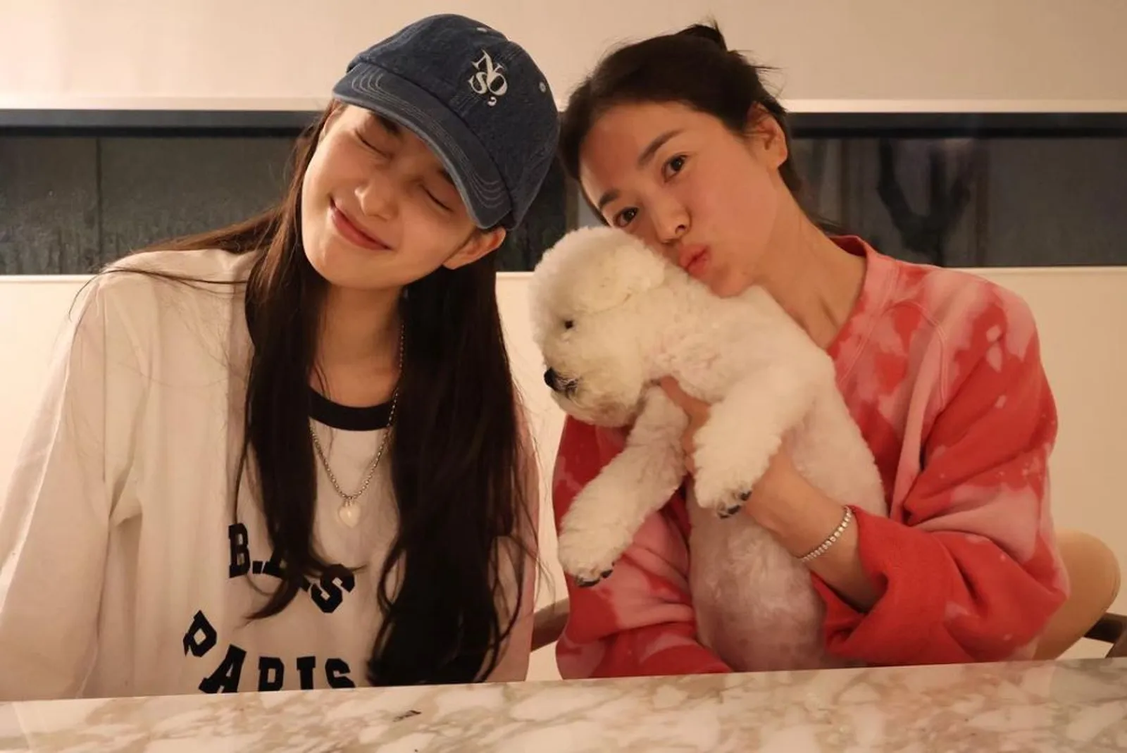 8 Potret Persahabatan Suzy dan Song Hye Kyo, Dua Dewi Korea