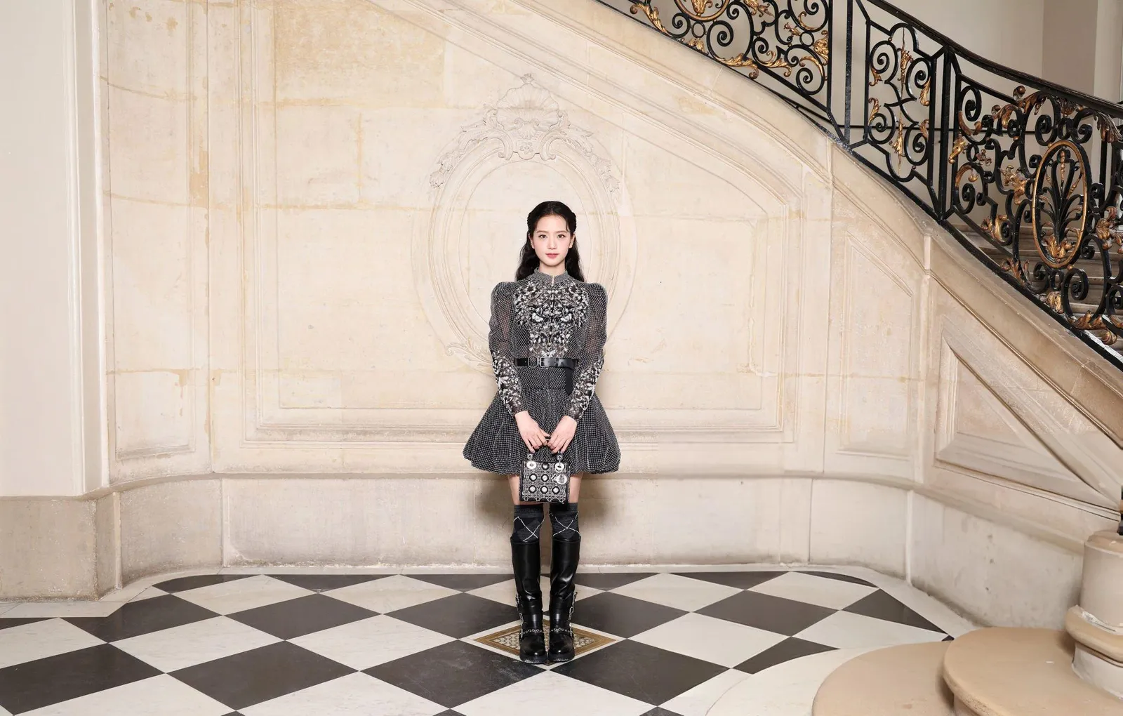 Jisoo ‘BLACKPINK’ Tampil Mirip Bangsawan di Fashion Show Dior