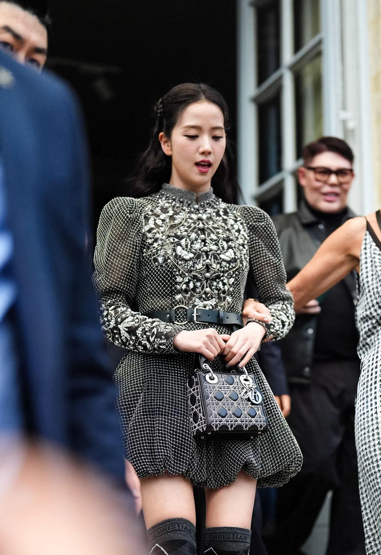 Jisoo ‘BLACKPINK’ Tampil Mirip Bangsawan di Fashion Show Dior