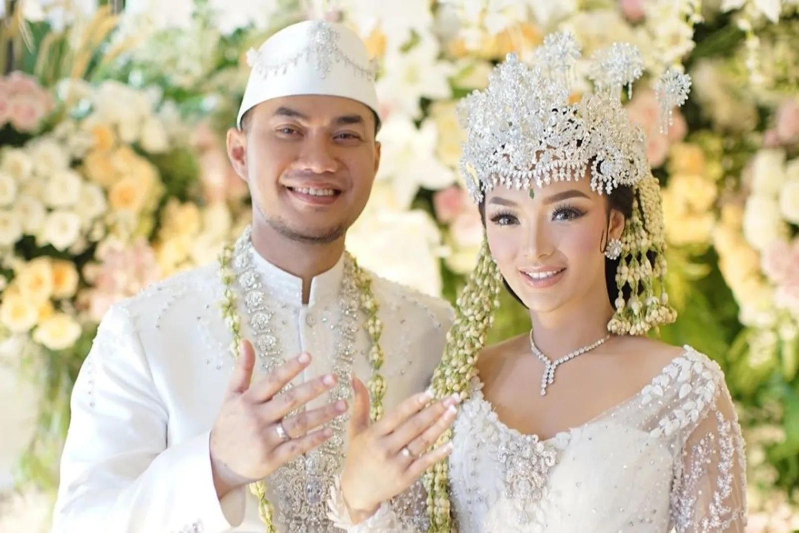 6 Penyanyi Dangdut yang Menikah Diam-Diam, Terbaru Happy Asmara!