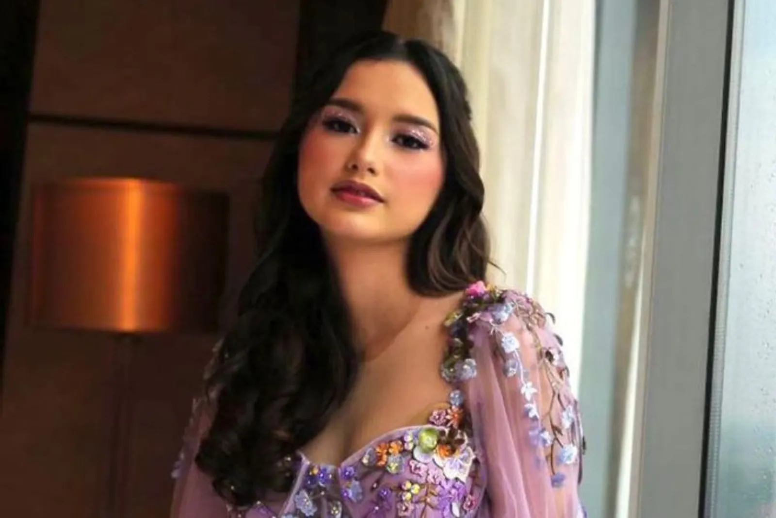 Gaya Makeup Sarah Menzel, Gadis Bali Calon Istri Azriel Hermansyah 