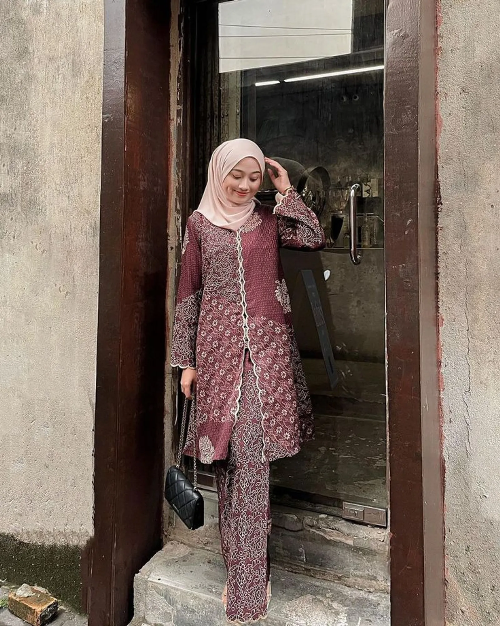 Baju Maroon Cocok dengan Jilbab Warna Apa? Ini 12 Rekomendasinya!